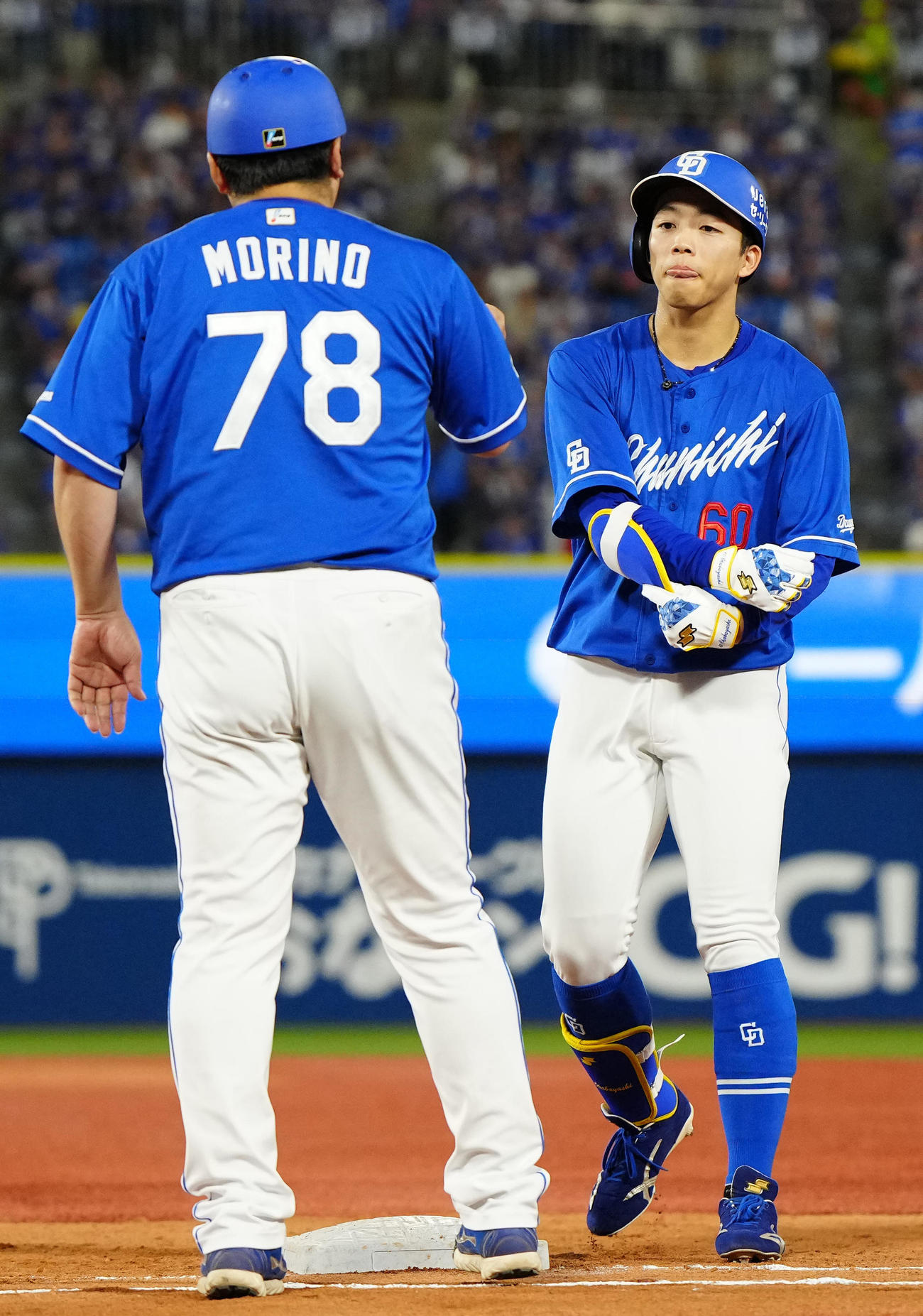 DeNA対中日　5回表中日2死二塁、右前適時打を放った岡林（右）（撮影・江口和貴）