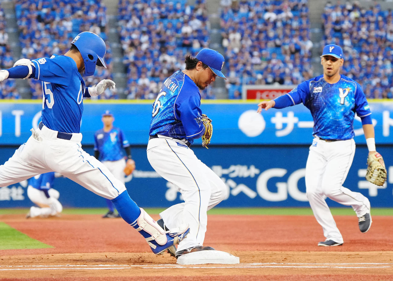 DeNA対中日　2回表中日1死一、二塁、龍空（左）の一ゴロでベースカバーに入る浜口。右は一塁手ソト（撮影・江口和貴）