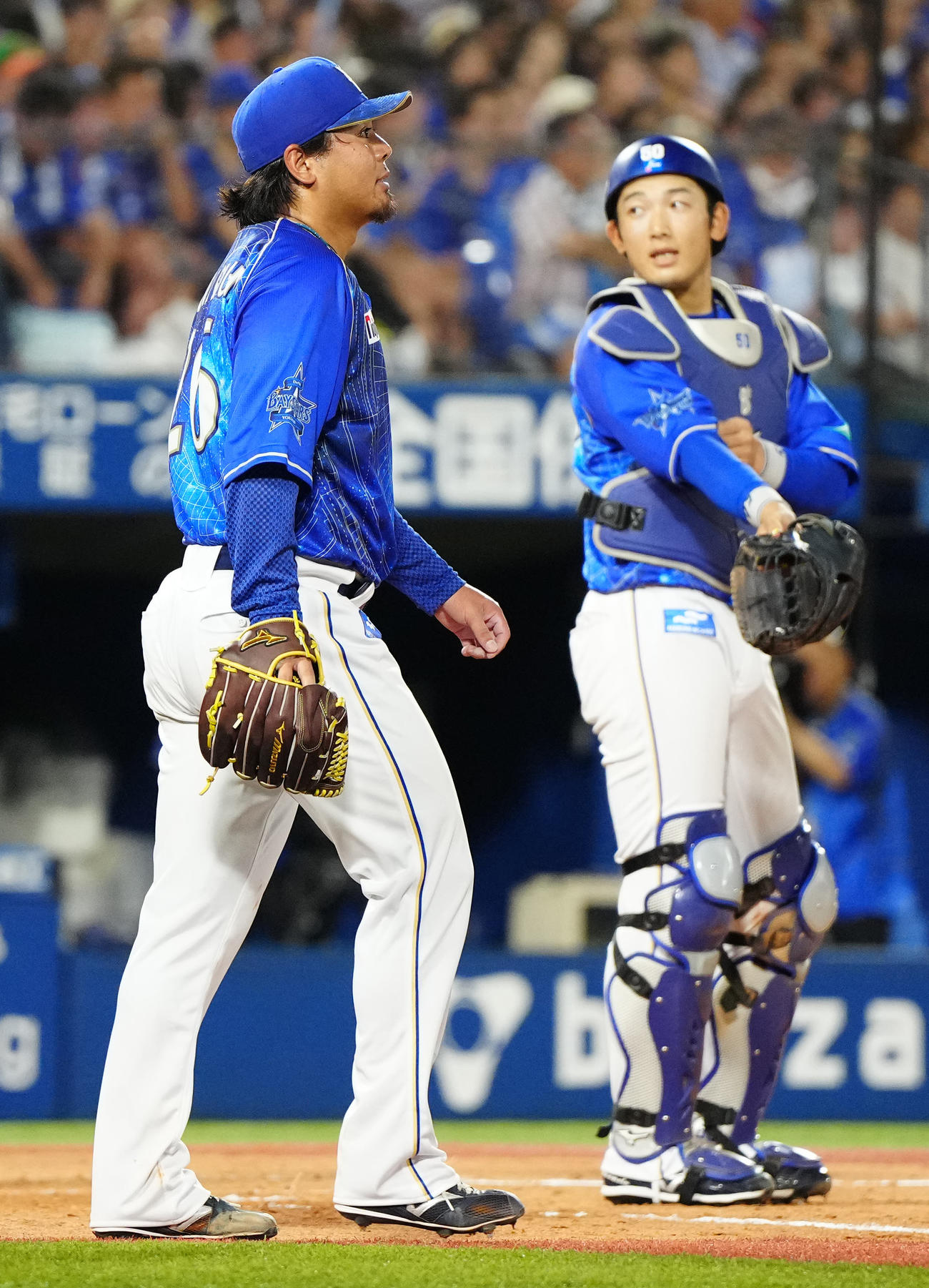 DeNA対中日　5回表中日2死二塁、岡林勇希に適時打を浴びた浜口。右は捕手山本（撮影・江口和貴）