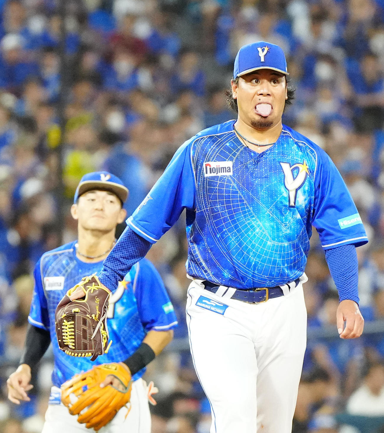 DeNA対中日　4回表終了後、舌を出すDeNA浜口（撮影・江口和貴）