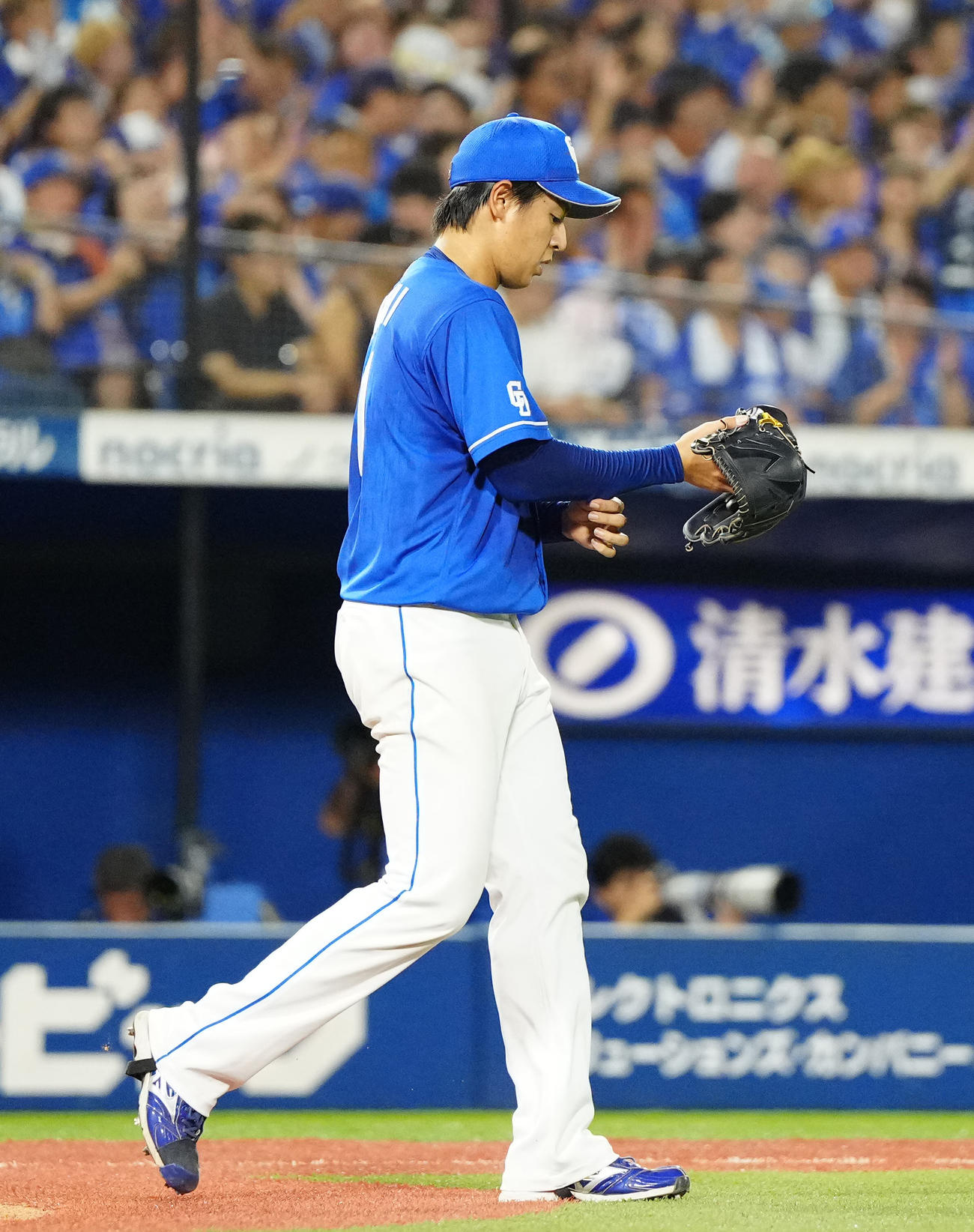 DeNA対中日　5回裏DeNA2死満塁、牧に2点適時打を浴びた仲地（撮影・江口和貴）