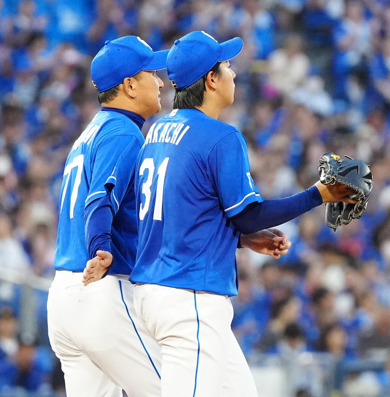 DeNA対中日　2回裏DeNA無死一、三塁、京田陽太に先制適時内野安打と許し、落合ヘッド兼投手コーチ（左）から激励される仲地（撮影・江口和貴）