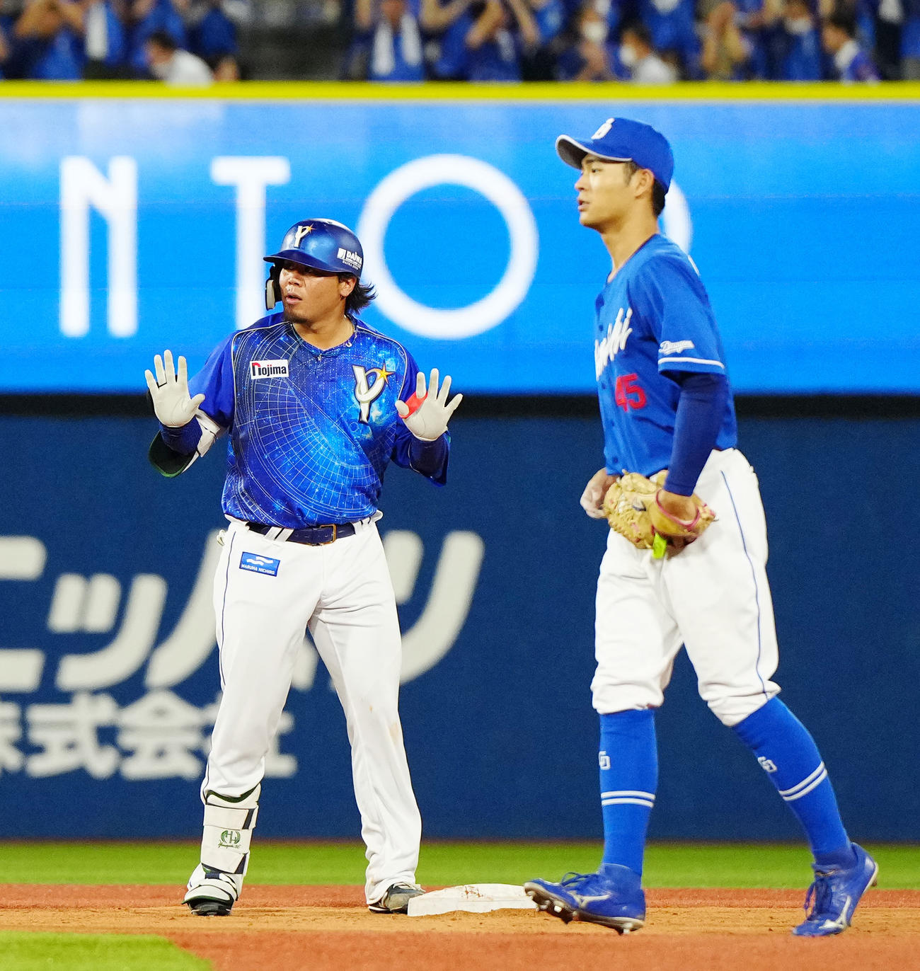 DeNA対中日　5回裏DeNA1死、二塁打を放った浜口（左）（撮影・江口和貴）