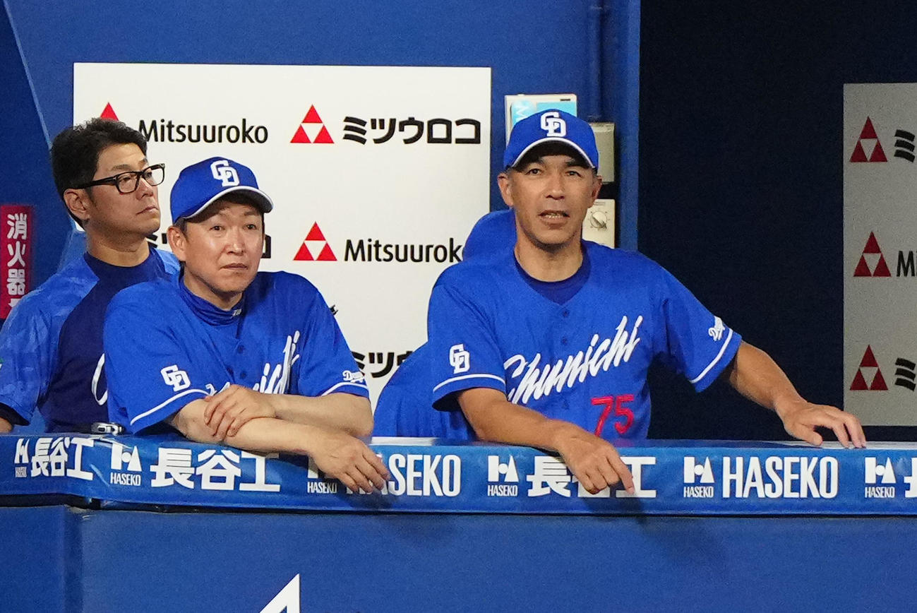 DeNA対中日　6回表、ベンチから戦況を見つめる中日立浪監督（中央）と和田打撃コーチ（右）（撮影・江口和貴）