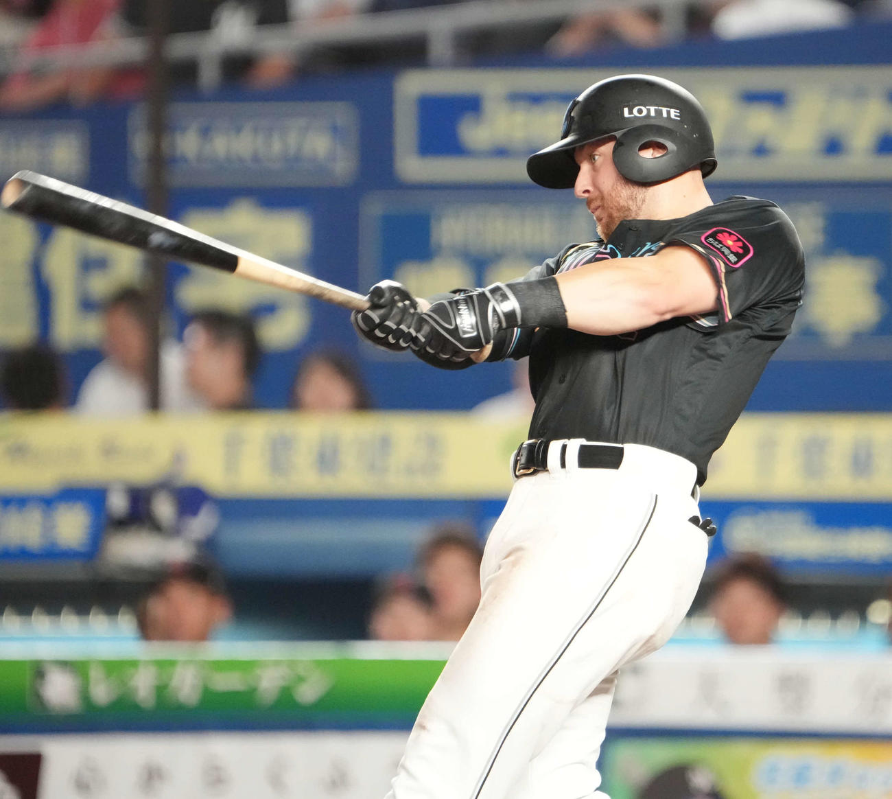 ロッテ対オリックス　3回裏ロッテ2死一塁、ブロッソーは左越えに来日1号となる先制2点本塁打を放つ（撮影・小沢裕）