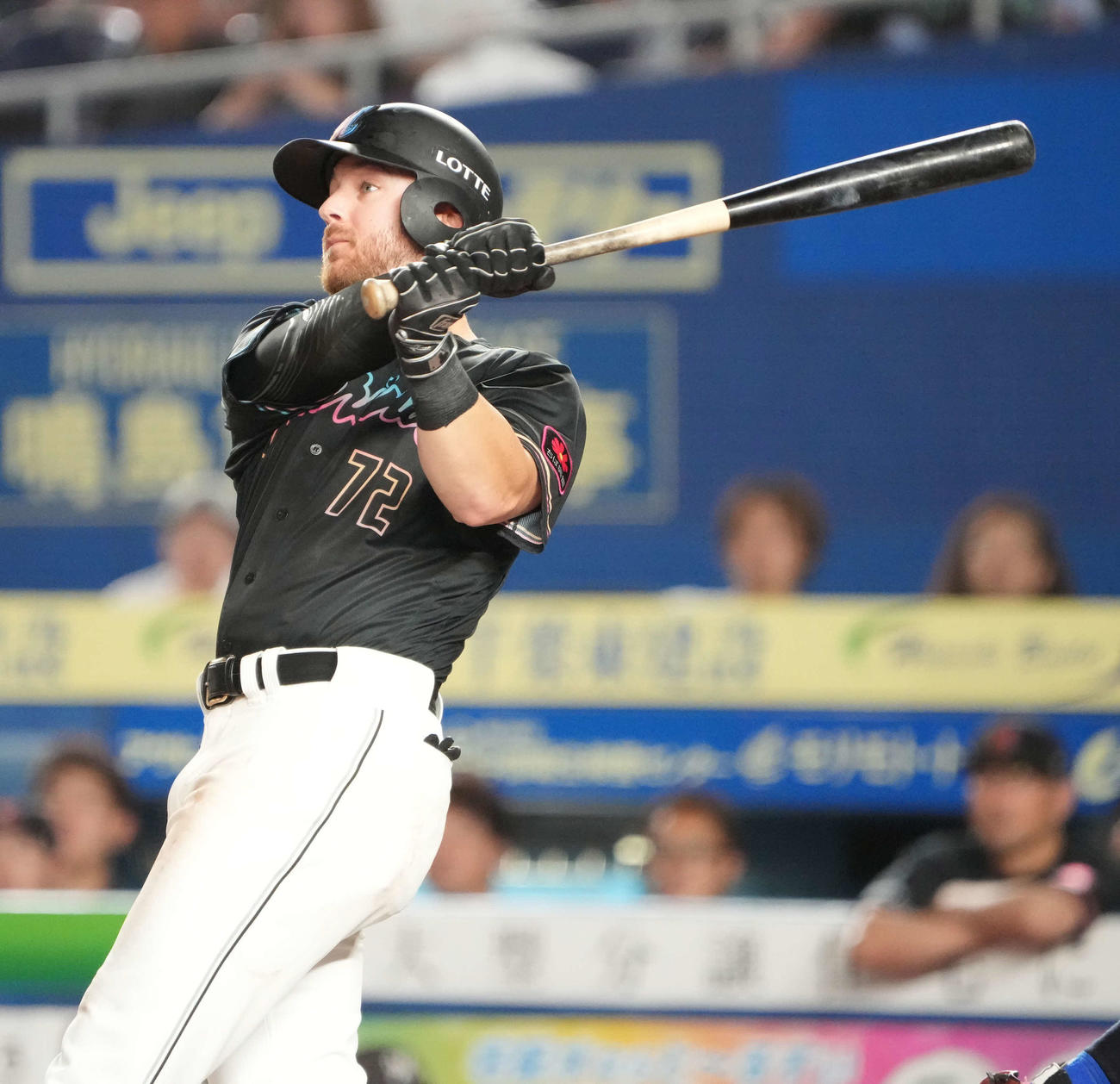 ロッテ対オリックス　3回裏ロッテ2死一塁、ブロッソーは左越えに来日1号となる先制2点本塁打を放つ（撮影・小沢裕）