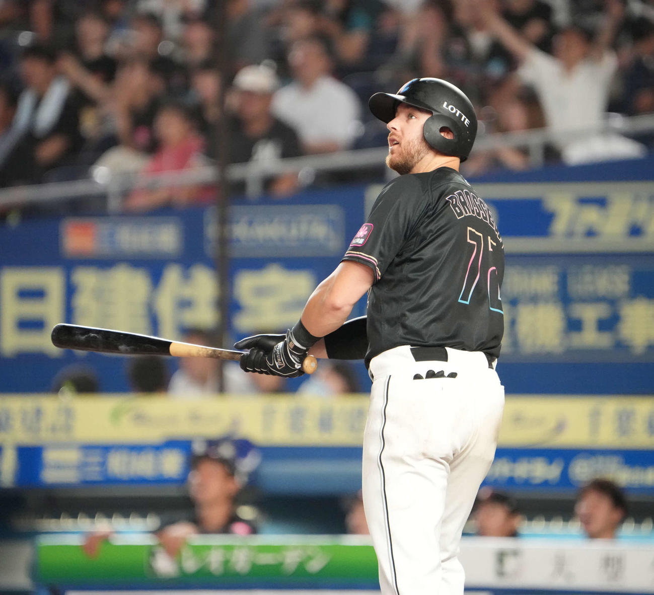 ロッテ対オリックス　3回裏ロッテ2死一塁、ブロッソーは左越えに来日1号となる先制2点本塁打を放つ（撮影・小沢裕）
