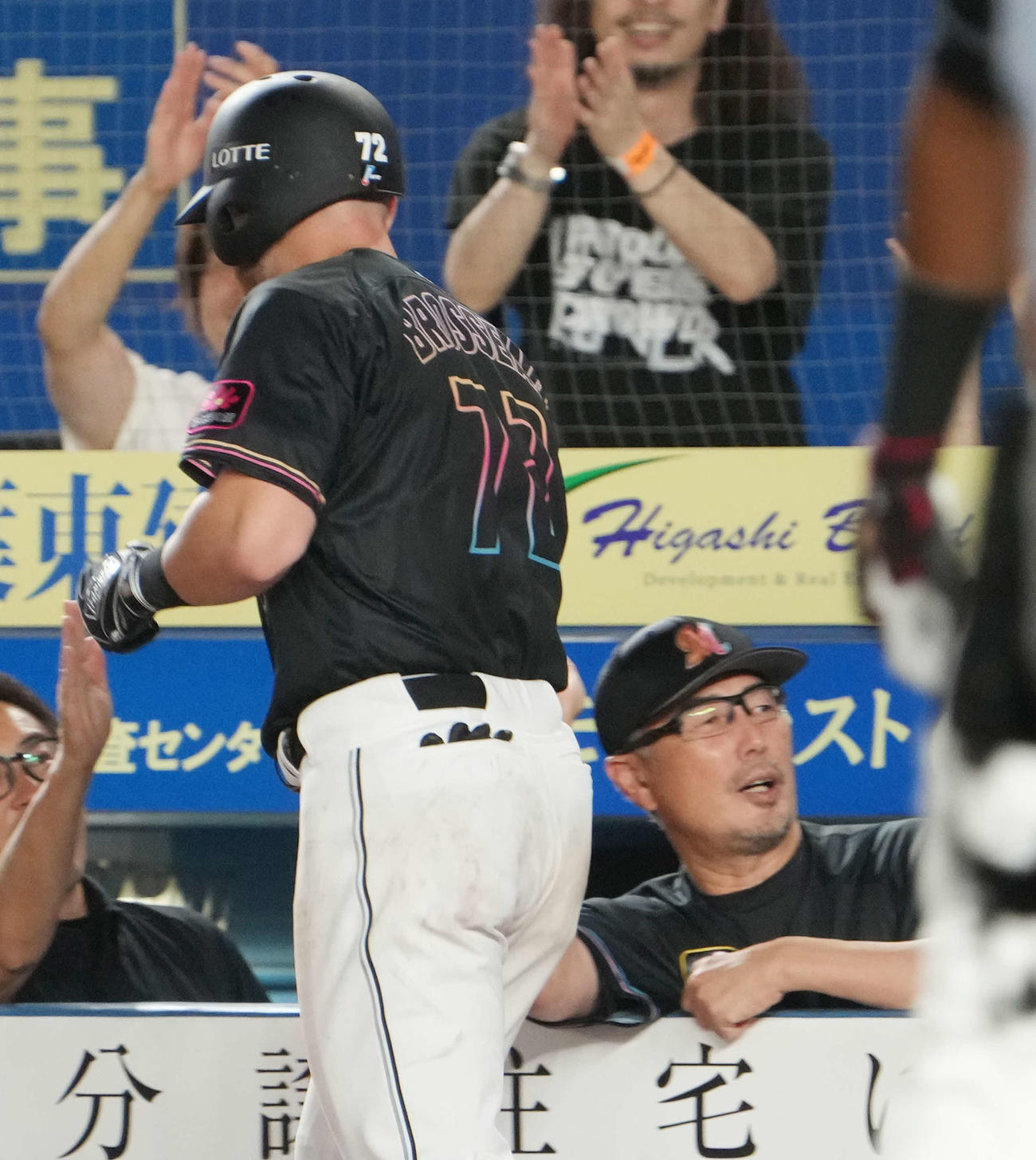 ロッテ対オリックス　3回裏ロッテ2死一塁、ブロッソー（左）は左越えに来日1号となる先制2点本塁打を放ち吉井監督の祝福を受ける（撮影・小沢裕）
