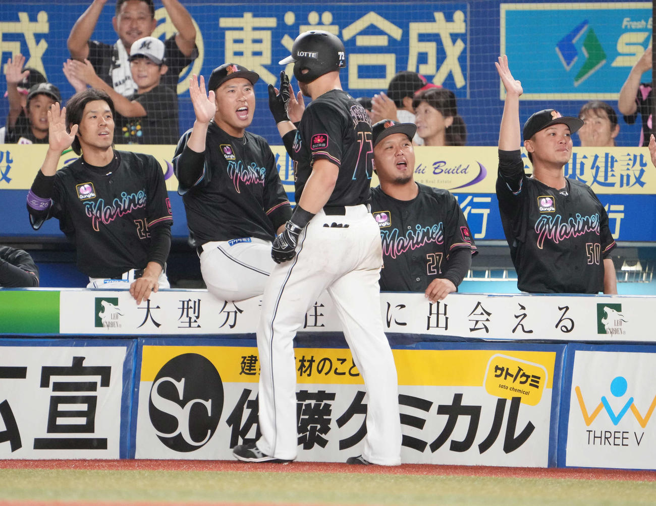 ロッテ対オリックス　3回裏ロッテ2死一塁、ブロッソー（中央）は左越えに来日1号となる先制2点本塁打を放ちベンチのナインの祝福を受ける（撮影・小沢裕）