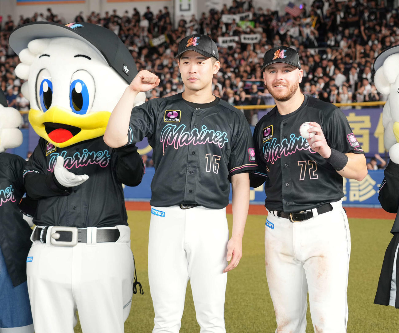 ロッテ対オリックス　ヒーローインタビューを終えたロッテ新外国人のブロッソーは来日初本塁打の記念球を手にする。中央は今季9勝目を挙げた先発の種市（撮影・小沢裕）