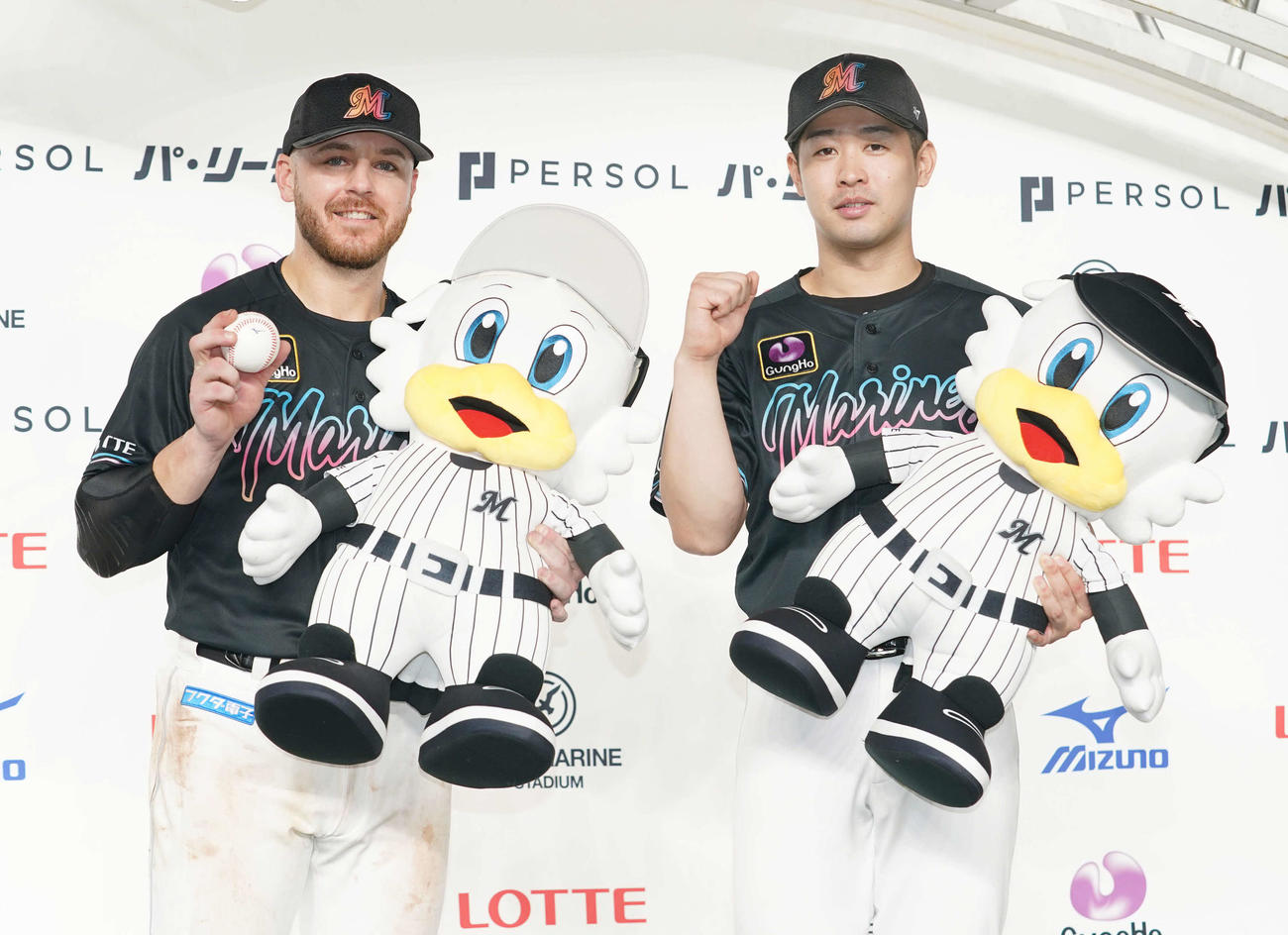 ロッテ対オリックス　ヒーローインタビューを終えたロッテ新外国人のブロッソーは来日初本塁打の記念球を手にする。右は9勝目を挙げた種市（撮影・小沢裕）