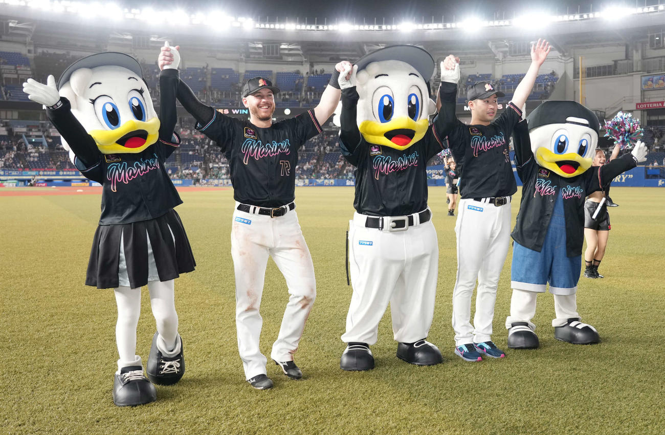ロッテ対オリックス　ロッテ新外国人のブロッソー（左から2人目）は来日初本塁打で勝利に貢献し今季9勝目を挙げた先発の種市（左から4人目）と球団マスコットに囲まれながらスタンドの声援に応える（撮影・小沢裕）