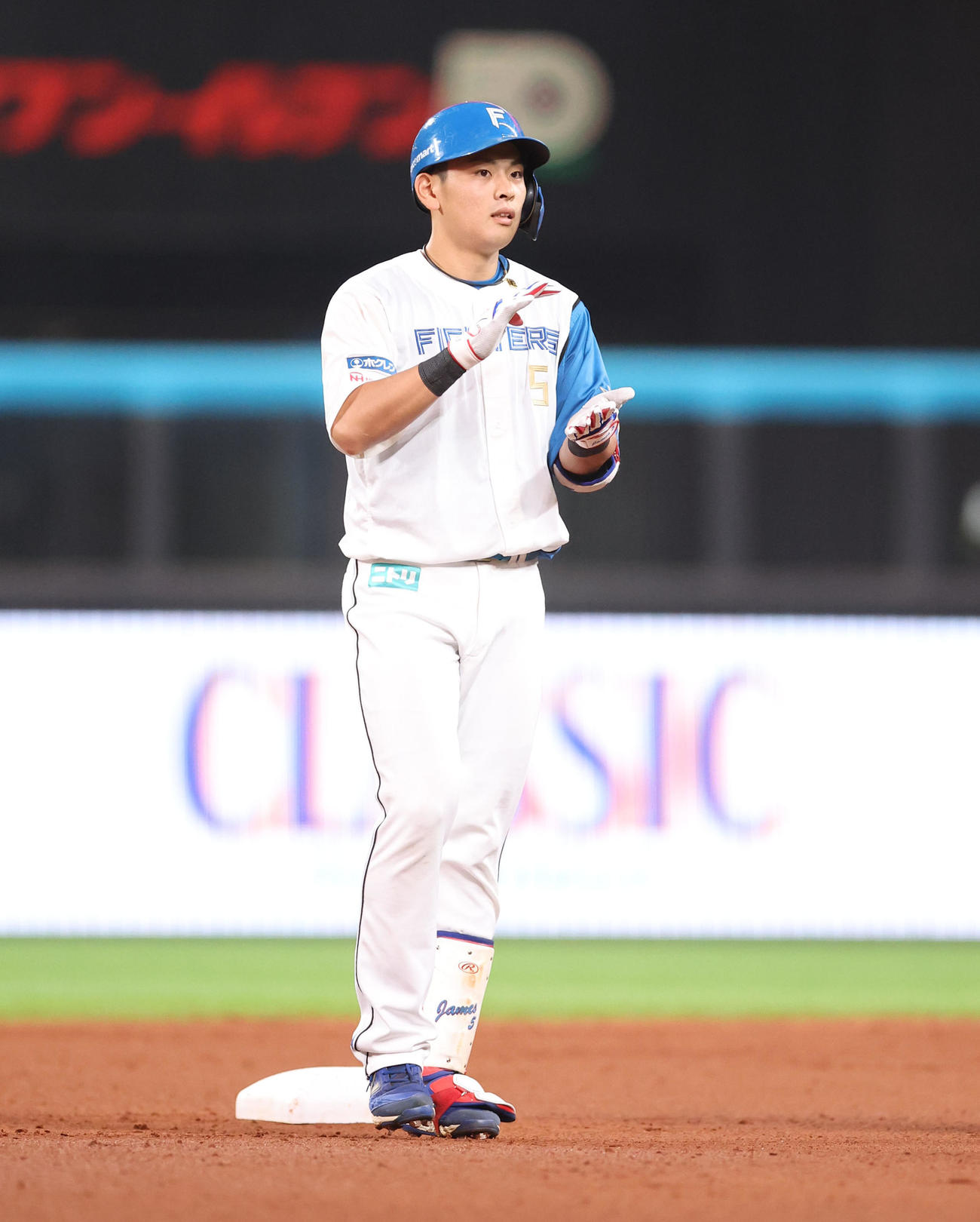 日本ハム対西武　4回裏日本ハム2死一塁、野村は適時二塁打を放ち手をたたく（撮影・佐藤翔太）