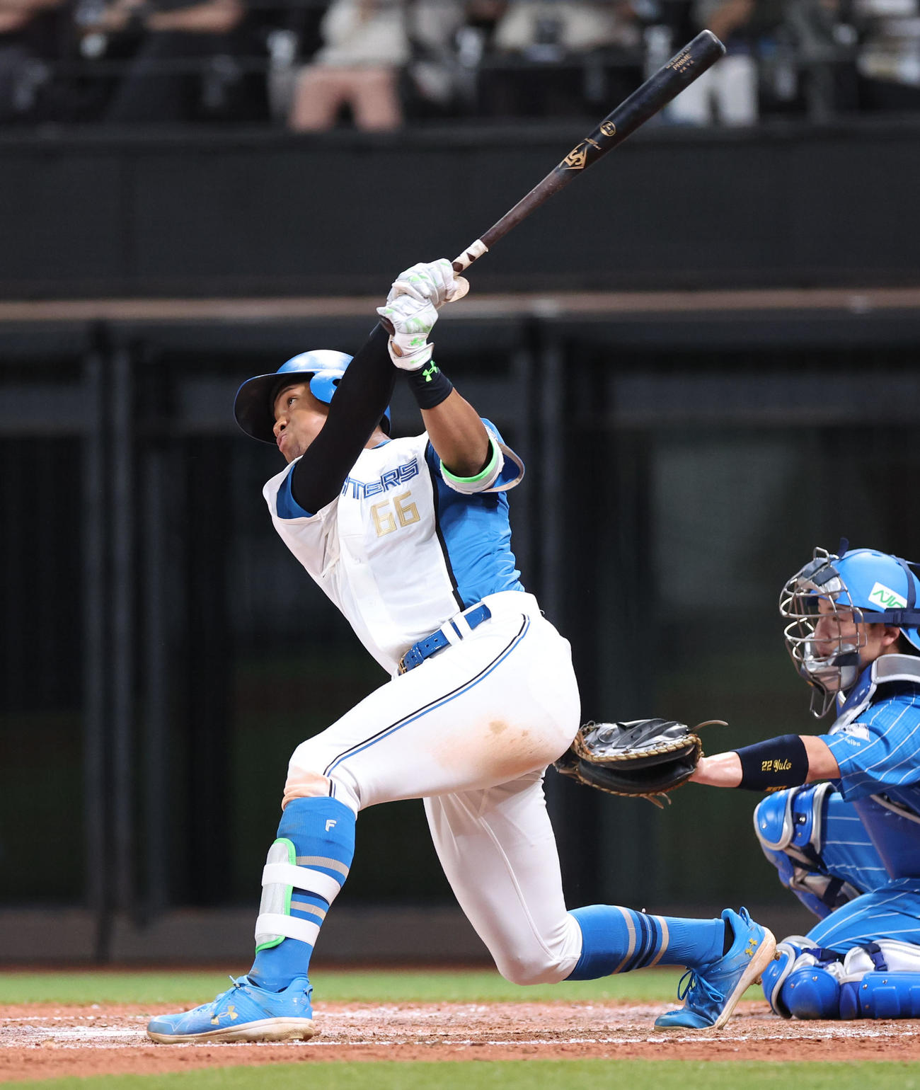 日本ハム対西武　5回裏日本ハム2死一、二塁、万波は右前適時打を放つ（撮影・佐藤翔太）