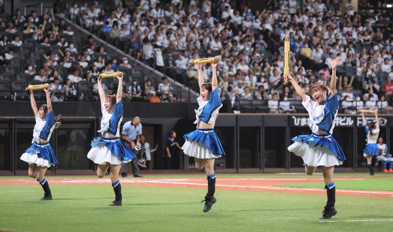 日本ハム対西武　オリジナル新ダンスを踊るファイターズガール（撮影・黒川智章）