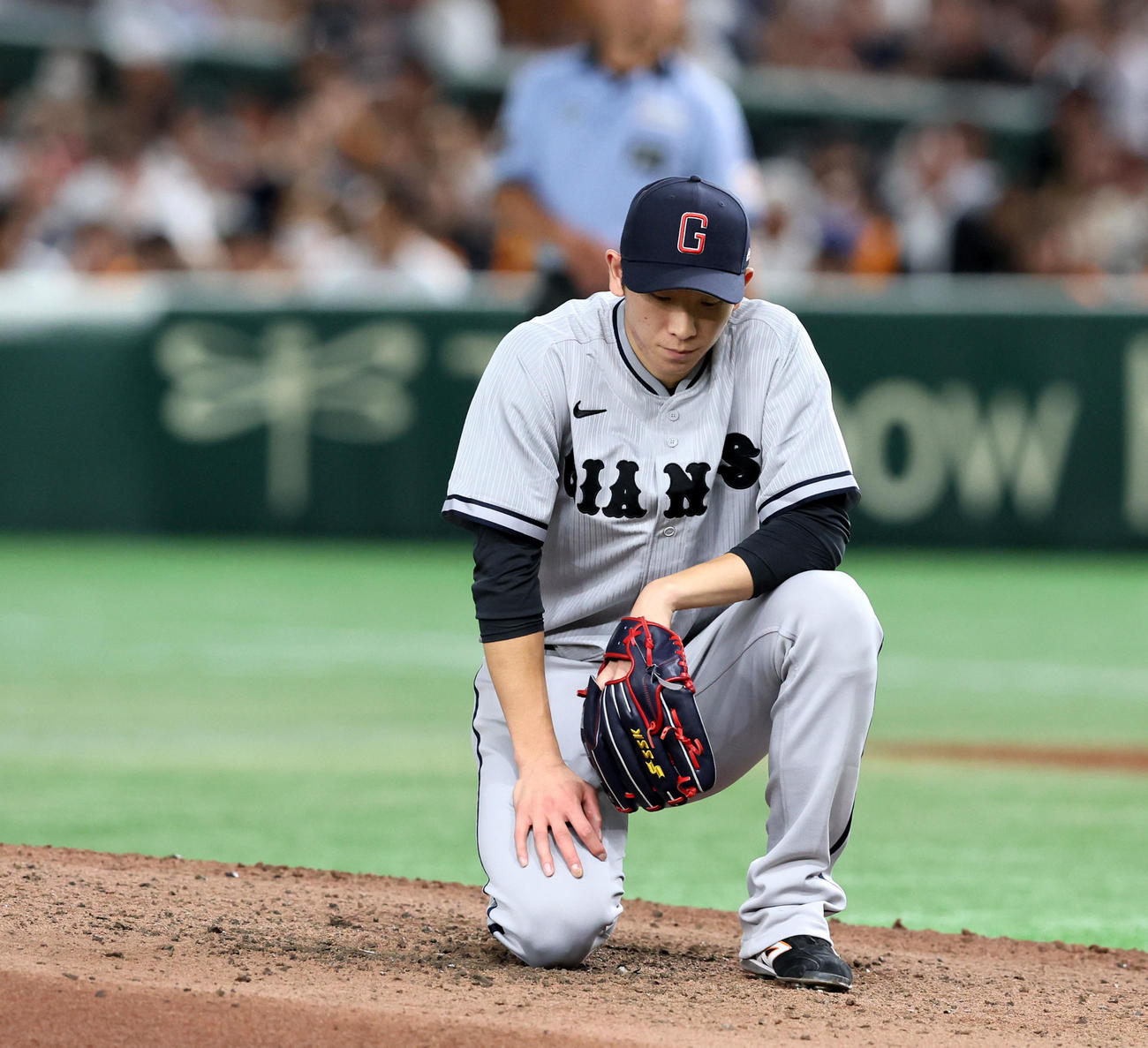 巨人対阪神　7回表阪神無死二塁、戸郷は梅野の打球を三塁へ送球し野選となりマウンドにひざまづく（撮影・加藤哉）