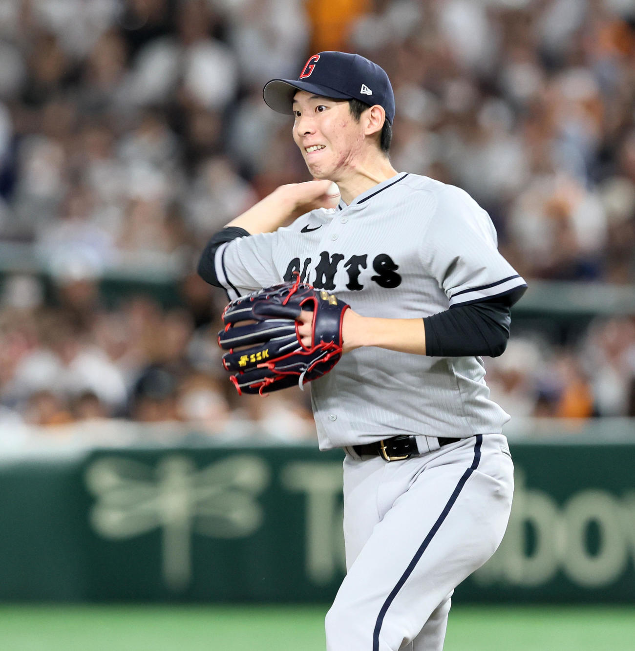 巨人対阪神　7回表阪神無死二塁、戸郷は梅野の打球を三塁へ送球（撮影・加藤哉）