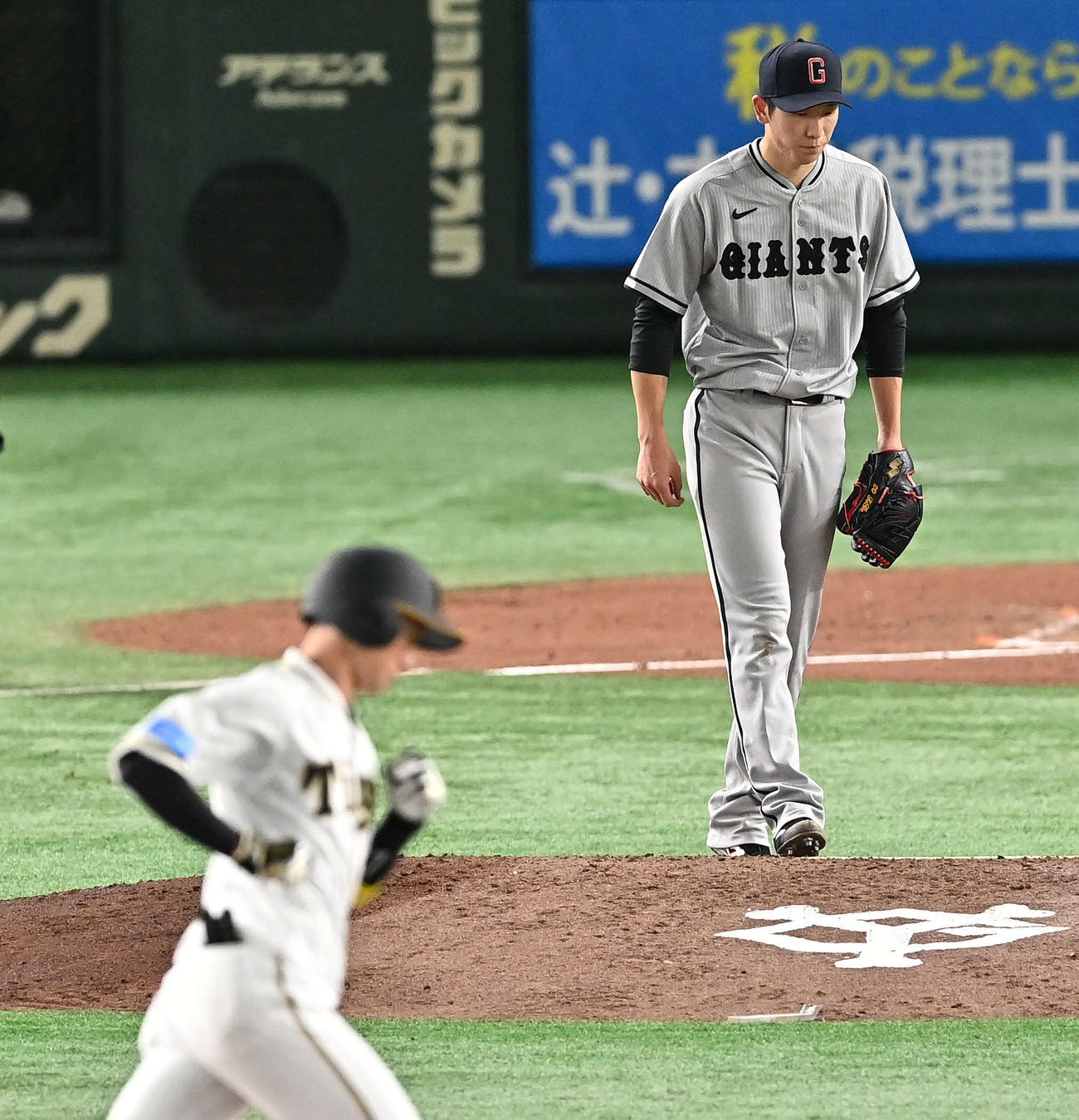 巨人対阪神　7回表阪神2死一塁、近本（手前）に2点本塁打を許す戸郷（撮影・滝沢徹郎）