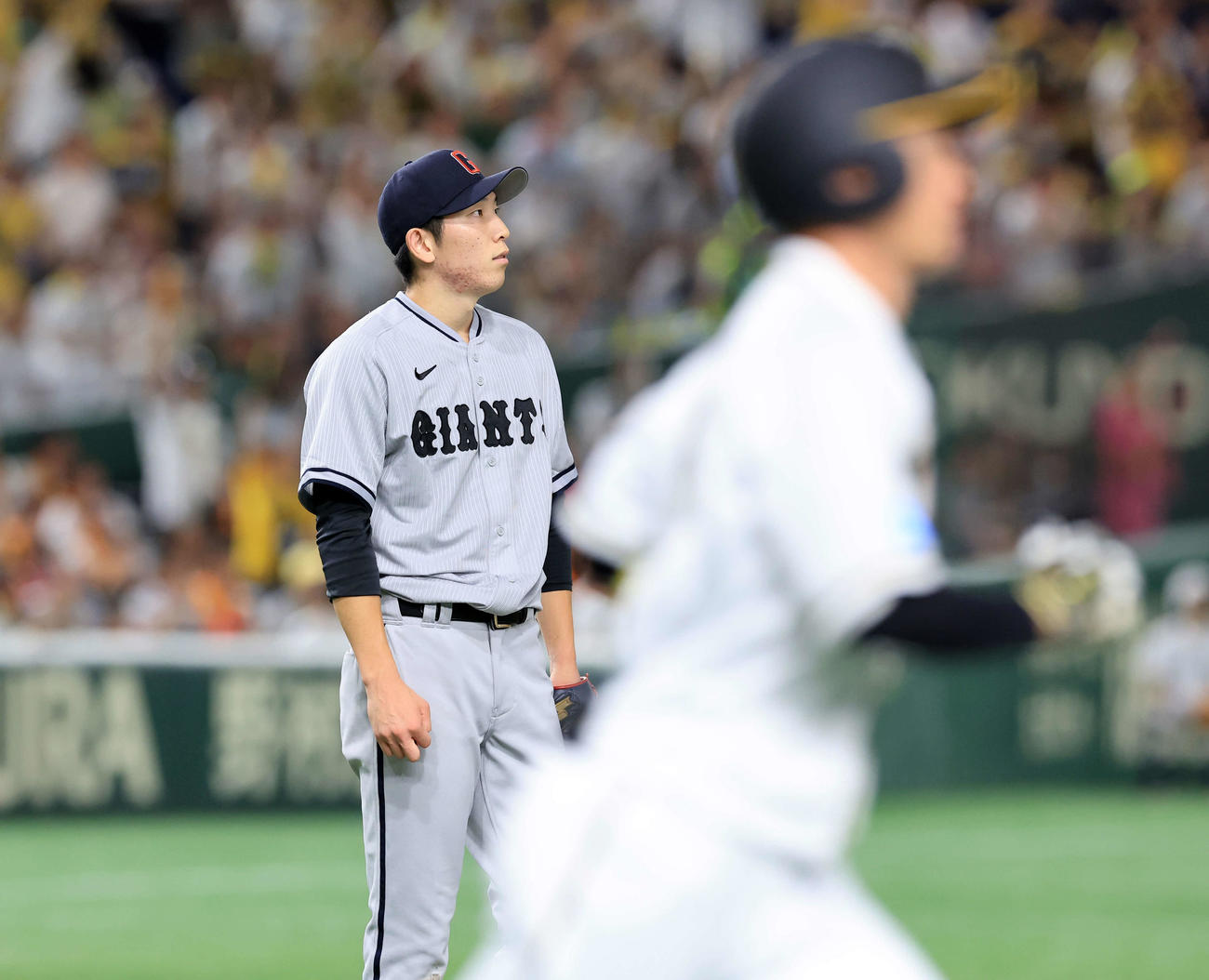 巨人対阪神　7回表阪神2死一塁、近本（手前）に右越え勝ち越し2点本塁打を許し、ぼう然と打球を見つめる戸郷（撮影・浅見桂子）