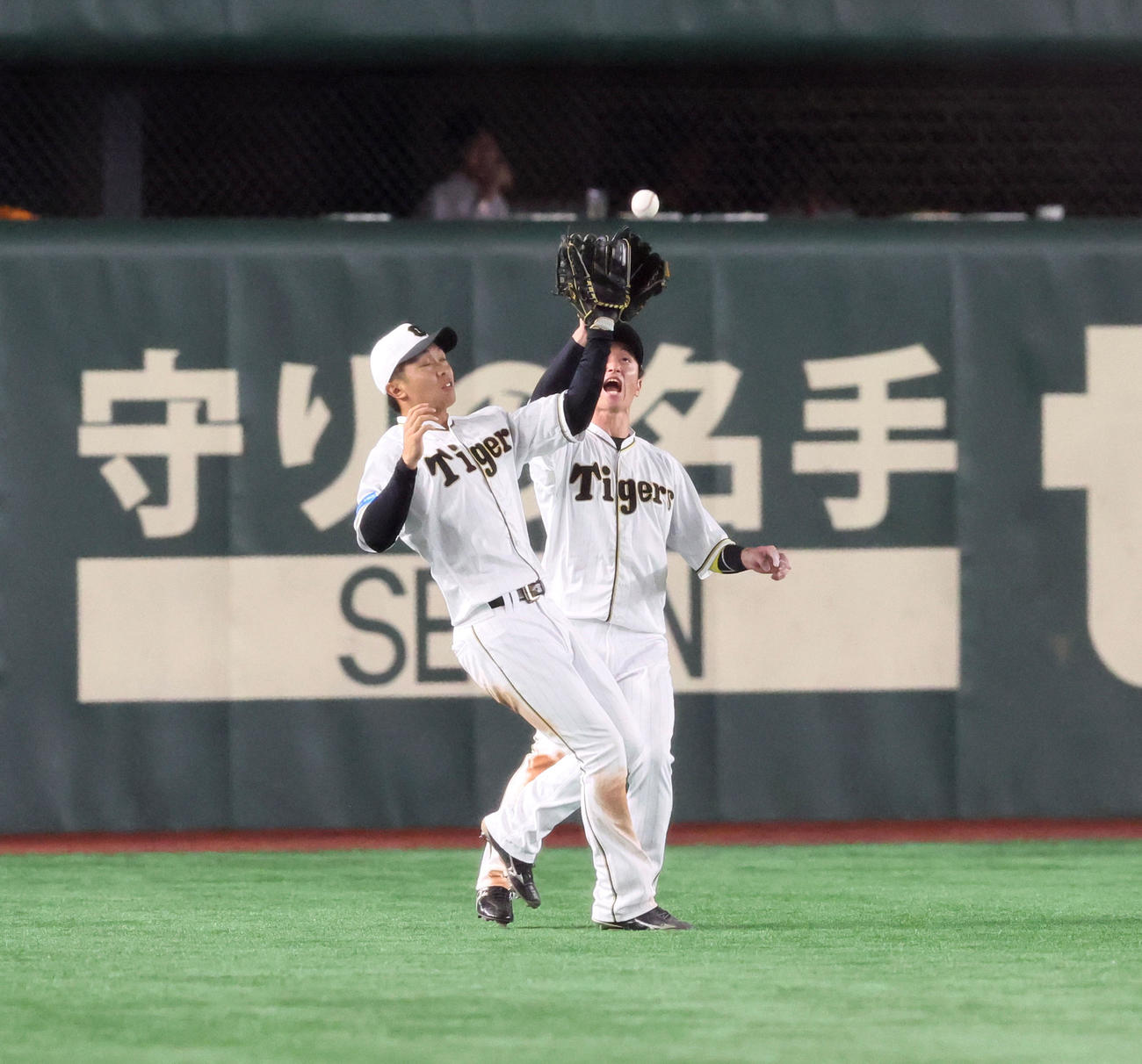 9日、7回裏巨人2死、ブリンソンの打球を中堅手近本（右）と重なり、落球する左翼手島田