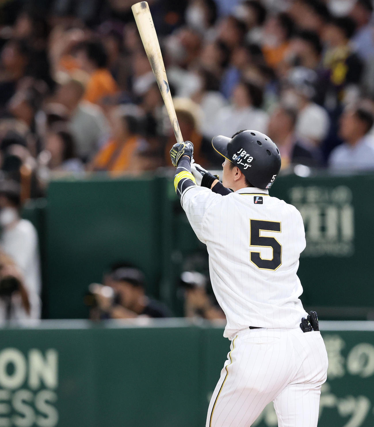 巨人対阪神　7回表阪神2死一塁、近本は右越え2点本塁打を放つ（撮影・加藤哉）