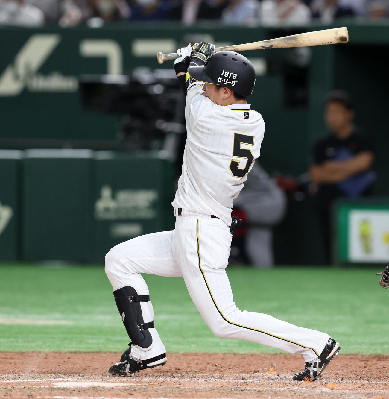 巨人対阪神　7回表阪神2死一塁、近本は右越え2点本塁打を放つ（撮影・加藤哉）