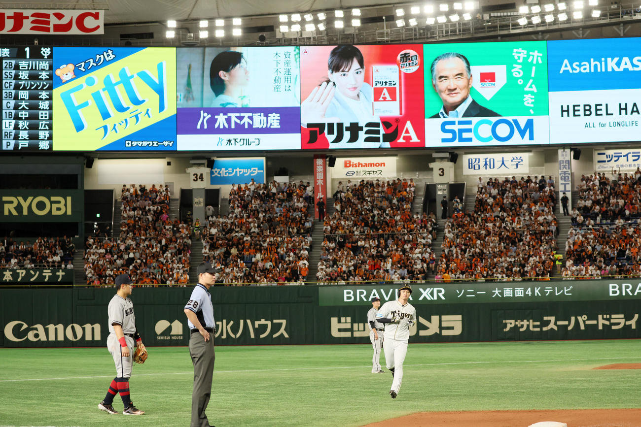 巨人対阪神　7回表阪神2死一塁、近本は右越え2点本塁打を放つ（撮影・加藤哉）