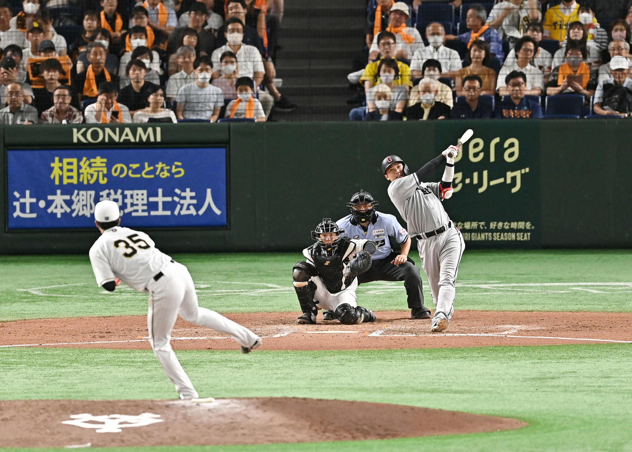 巨人対阪神　8回裏巨人無死、坂本は左中間へソロ本塁打を放つ。投手才木（撮影・滝沢徹郎）