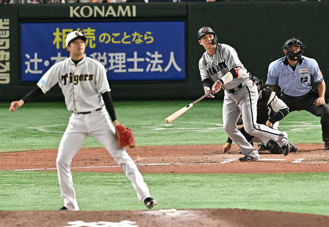 巨人対阪神　8回裏巨人無死、坂本は左中間へソロ本塁打を放つ。投手才木（撮影・滝沢徹郎）