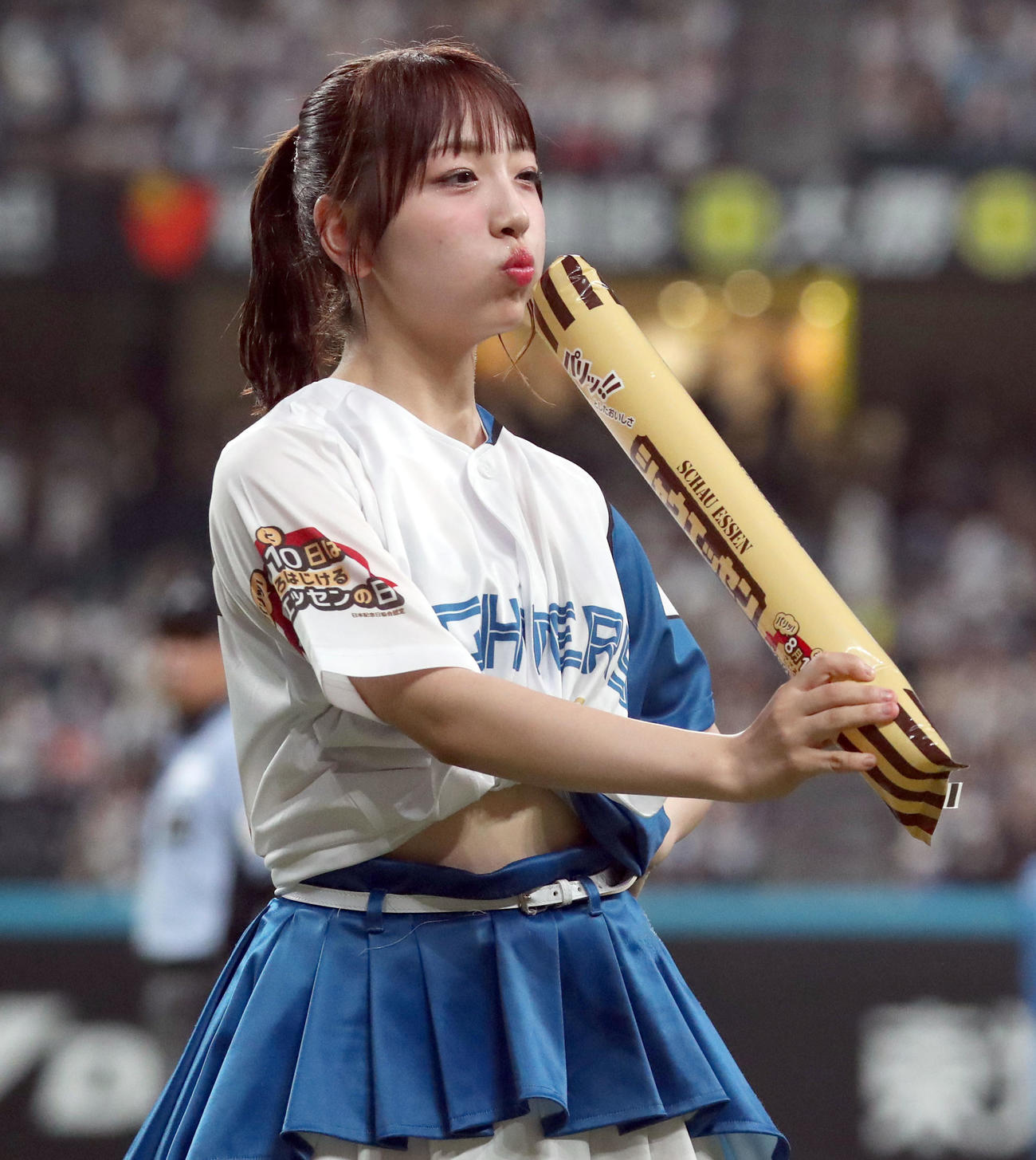 日本ハム対西武　「シャウエッセンダンス」を踊るファイターズガールの田中心優（撮影・佐藤翔太）
