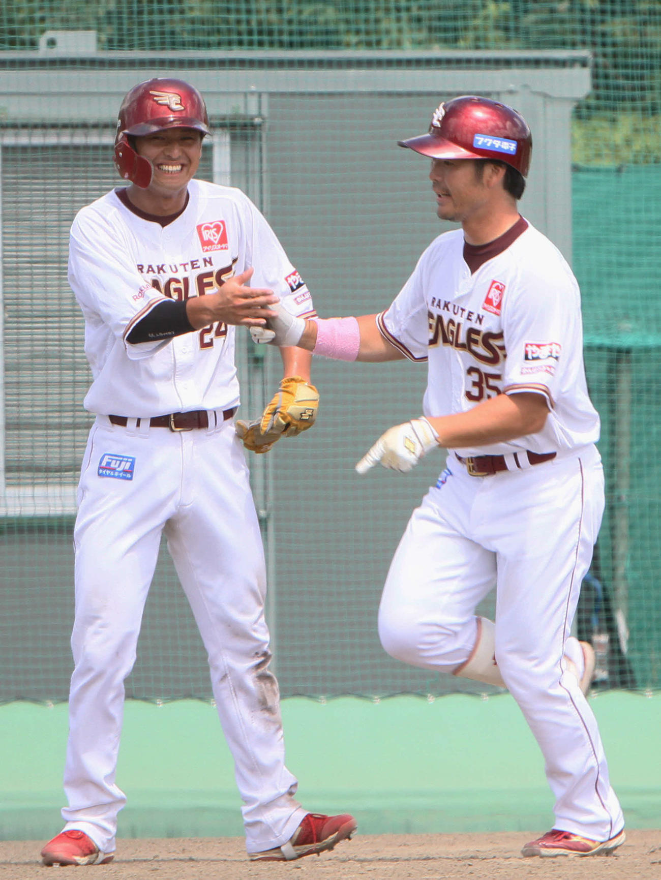 楽天対巨人　2回に2ランを放った楽天・島内とタッチを交わす楽天・黒川（左）（撮影・木村有優）