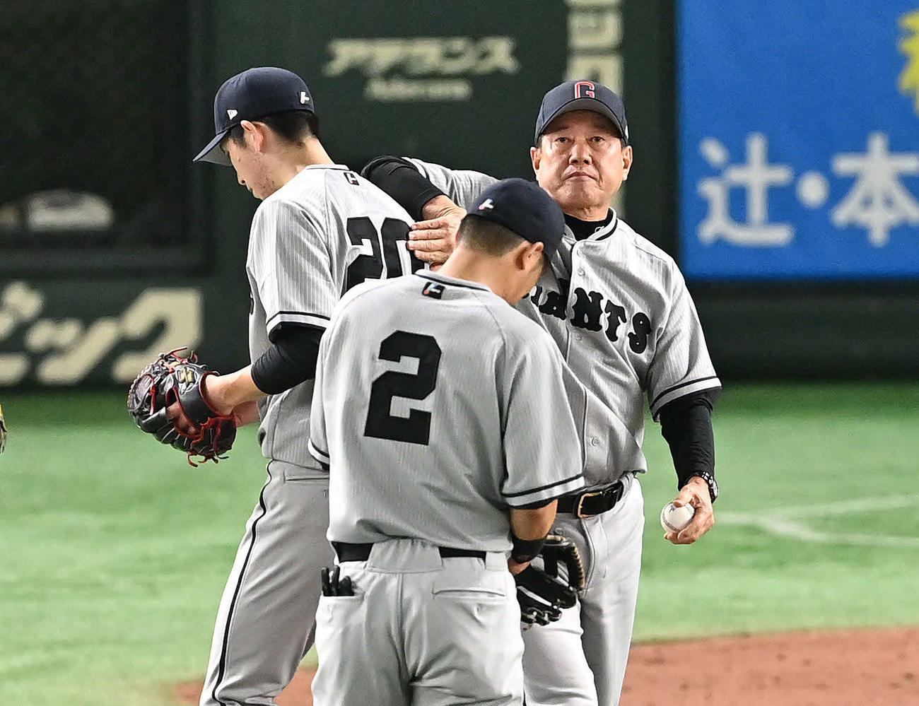 巨人対阪神　7回途中、巨人先発の戸郷（左）に交代を告げる原監督（撮影・滝沢徹郎）