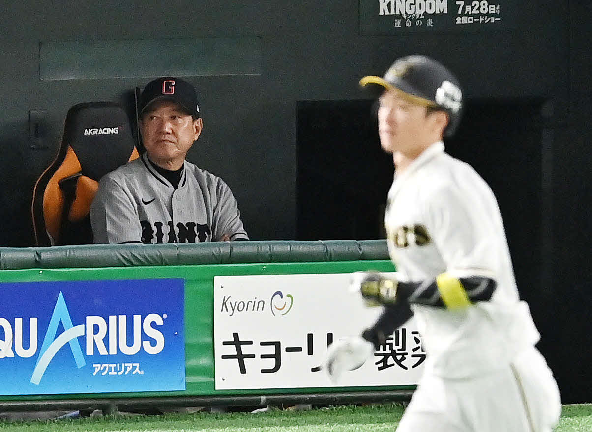 巨人対阪神　7回表阪神2死一塁、2点本塁打を放ちベースを回る近本の後方で浮かない表情の原監督（撮影・滝沢徹郎）