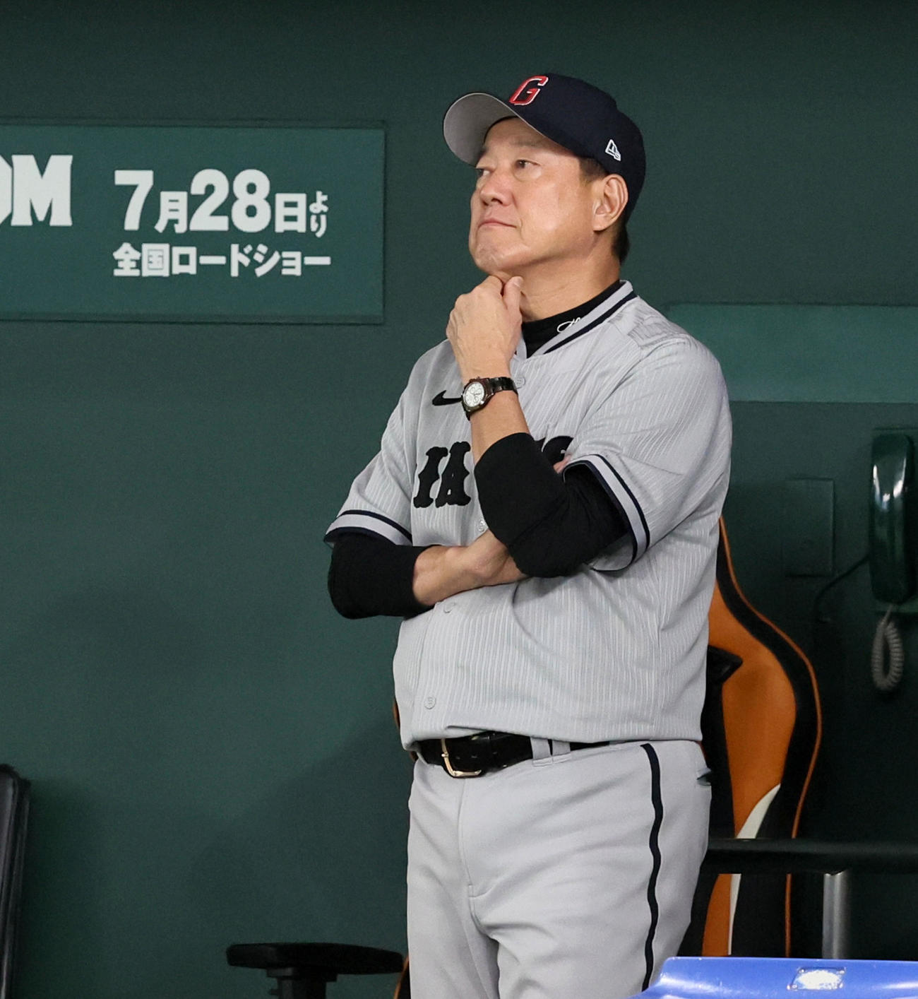 巨人対阪神　3回表、ベンチで試合展開を見守る原監督（撮影・加藤哉）