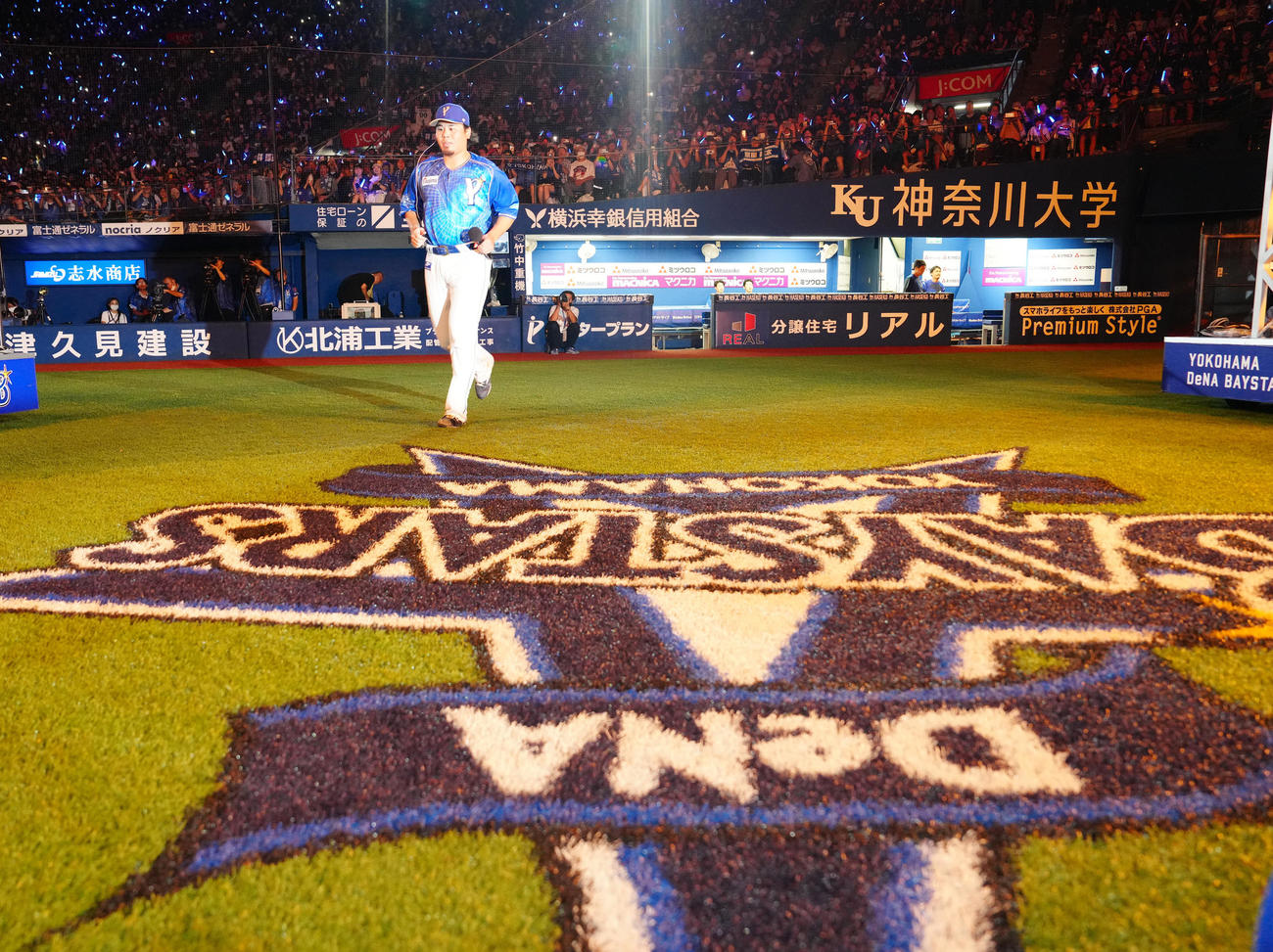 DeNA対中日　試合後、お立ち台に向かうDeNA浜口（撮影・江口和貴）