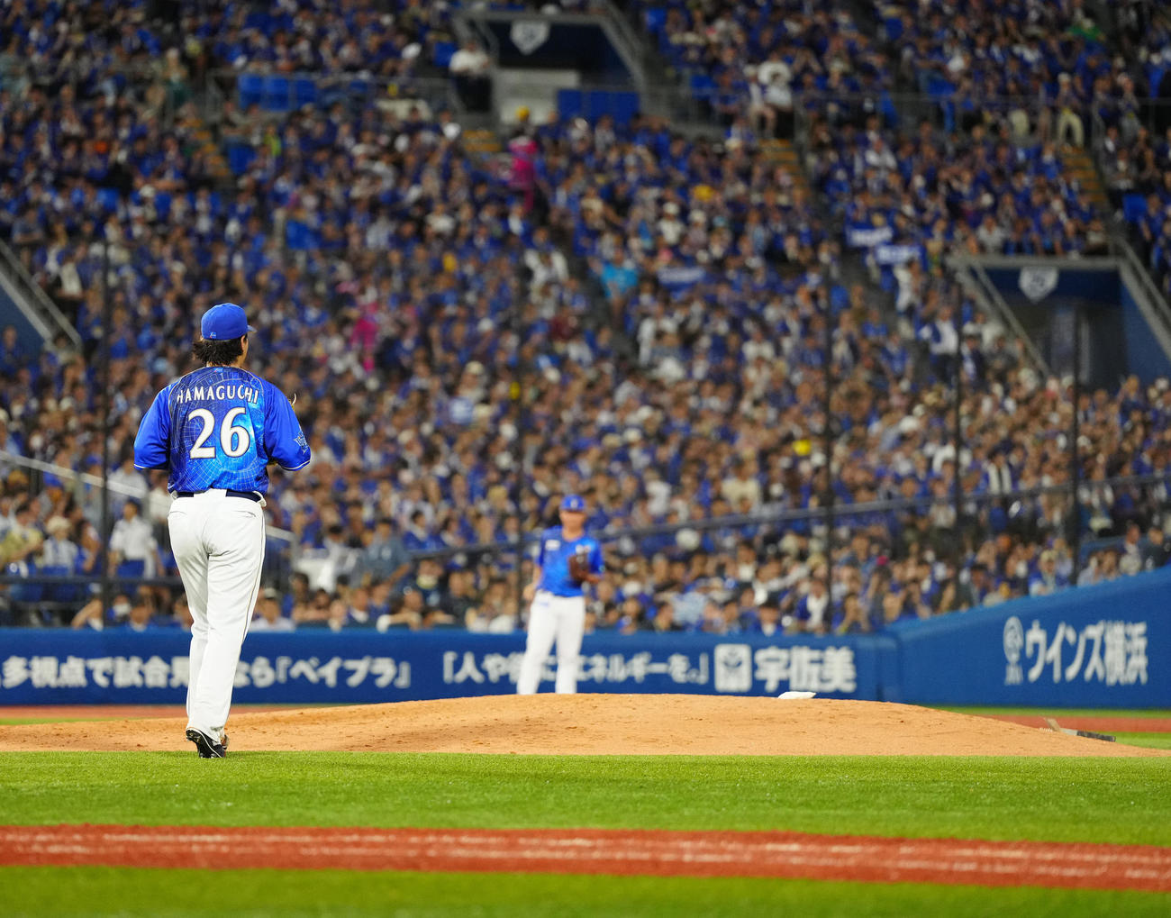 DeNA対中日　9回表、マウンドに向かうDeNA先発の浜口（撮影・江口和貴）