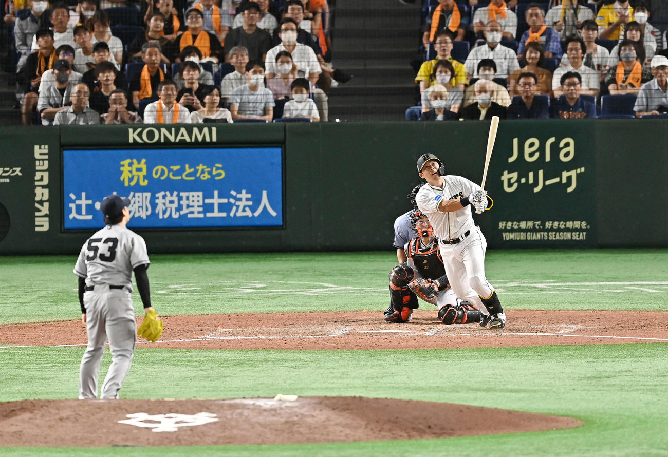 巨人対阪神　9回表阪神1死一塁、代打の代打原口は左中間へ2点本塁打を放つ。投手高梨（撮影・滝沢徹郎）
