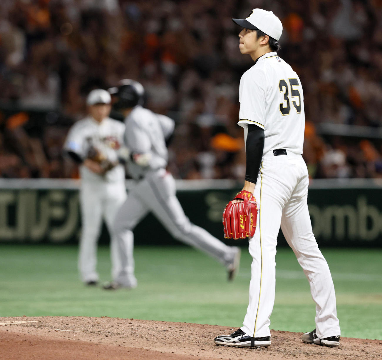 巨人対阪神　8回裏巨人無死、才木は坂本に左中間越えソロ本塁打を浴びる（撮影・加藤哉）