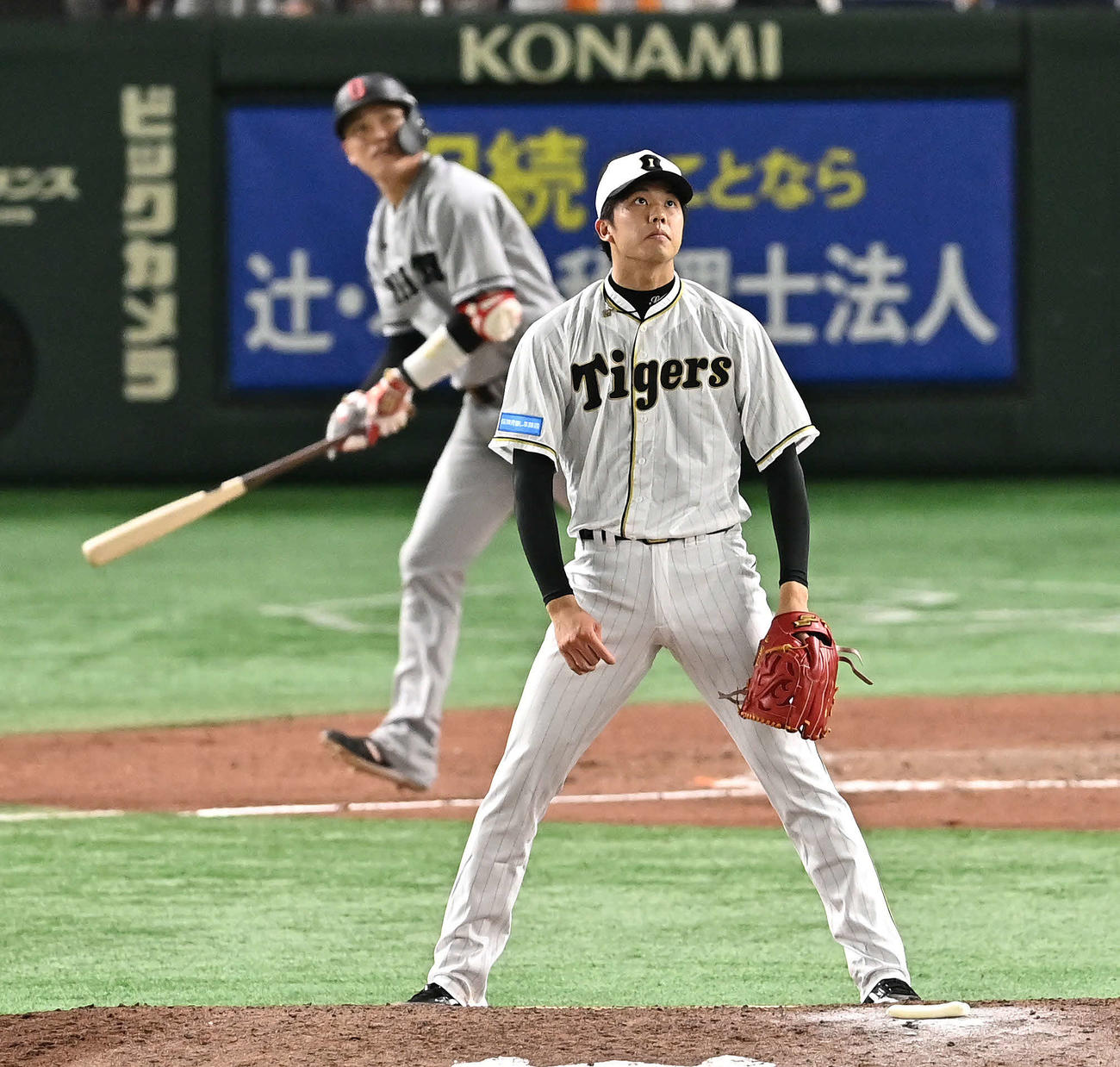 巨人対阪神　8回裏巨人無死、坂本（後方）にソロ本塁打を許す才木（撮影・滝沢徹郎）