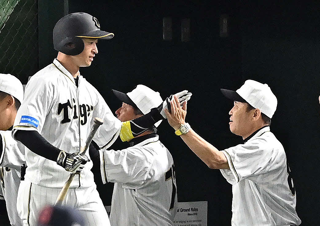 巨人対阪神　7回表阪神2死一塁、岡田監督（右）は2点本塁打を放った近本とタッチをかわす（撮影・滝沢徹郎）