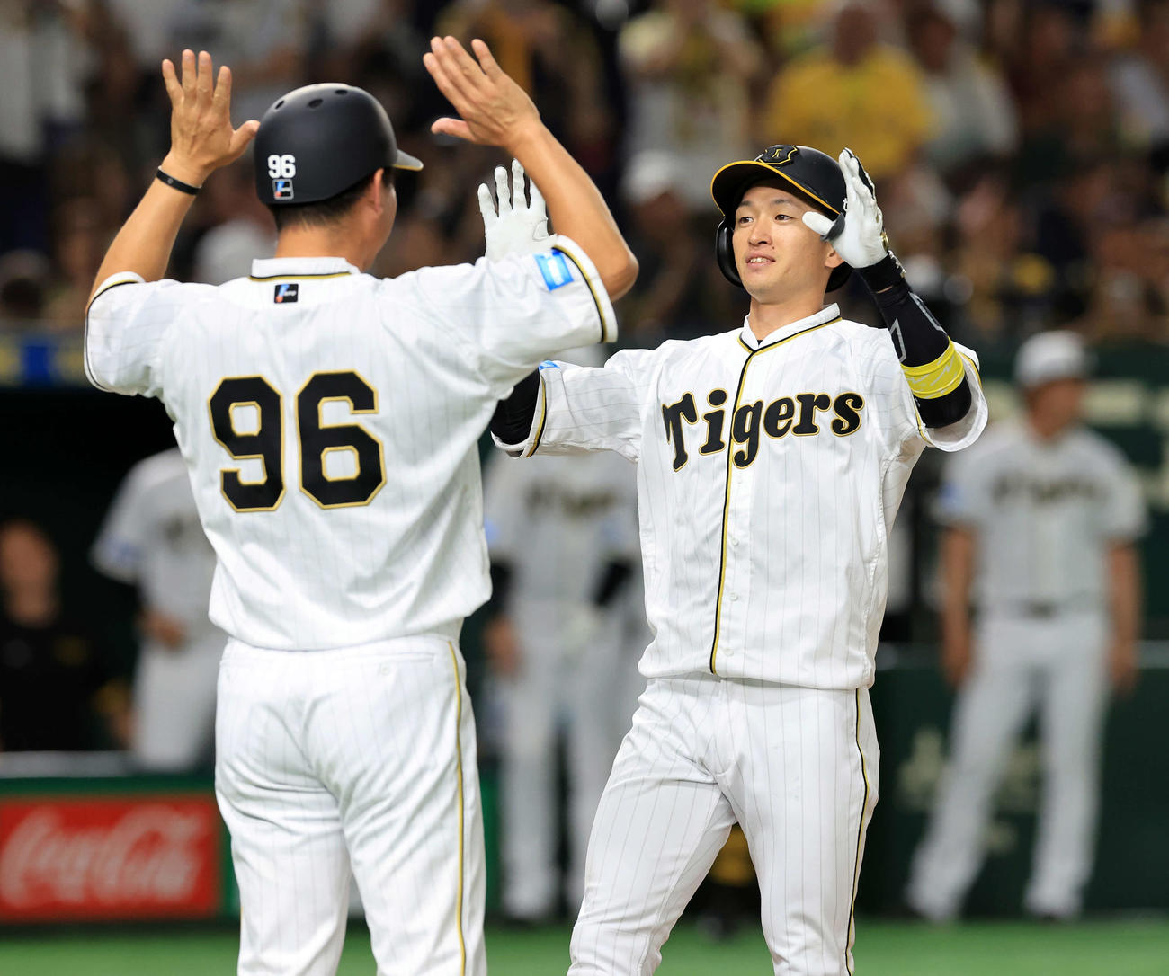 巨人対阪神　7回表阪神2死一塁、近本は右越え勝ち越し2点本塁打を放ち、笑顔のハイタッチで生還（撮影・浅見桂子）
