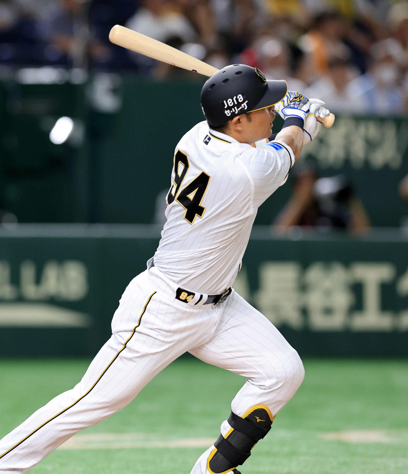 巨人対阪神　89回表阪神1死一塁、原口は左中間2点本塁打を放つ（撮影・浅見桂子）