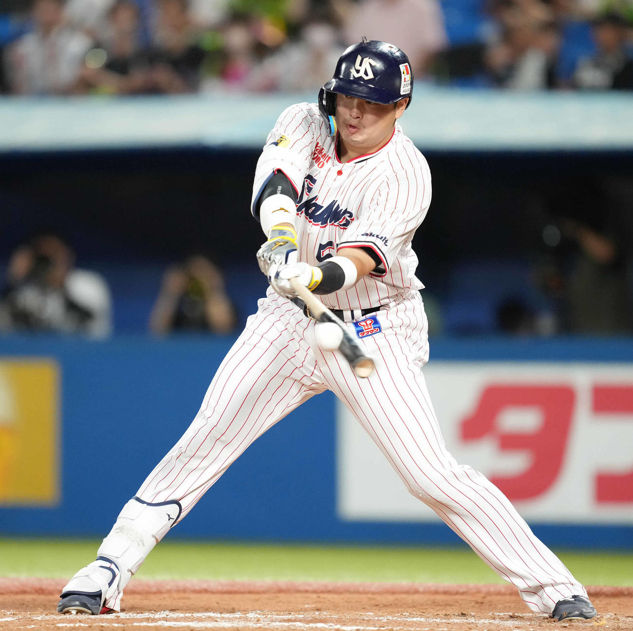 ヤクルト対広島　7回裏ヤクルト2死一、二塁、左越え3点本塁打を放つ村上（撮影・鈴木みどり）