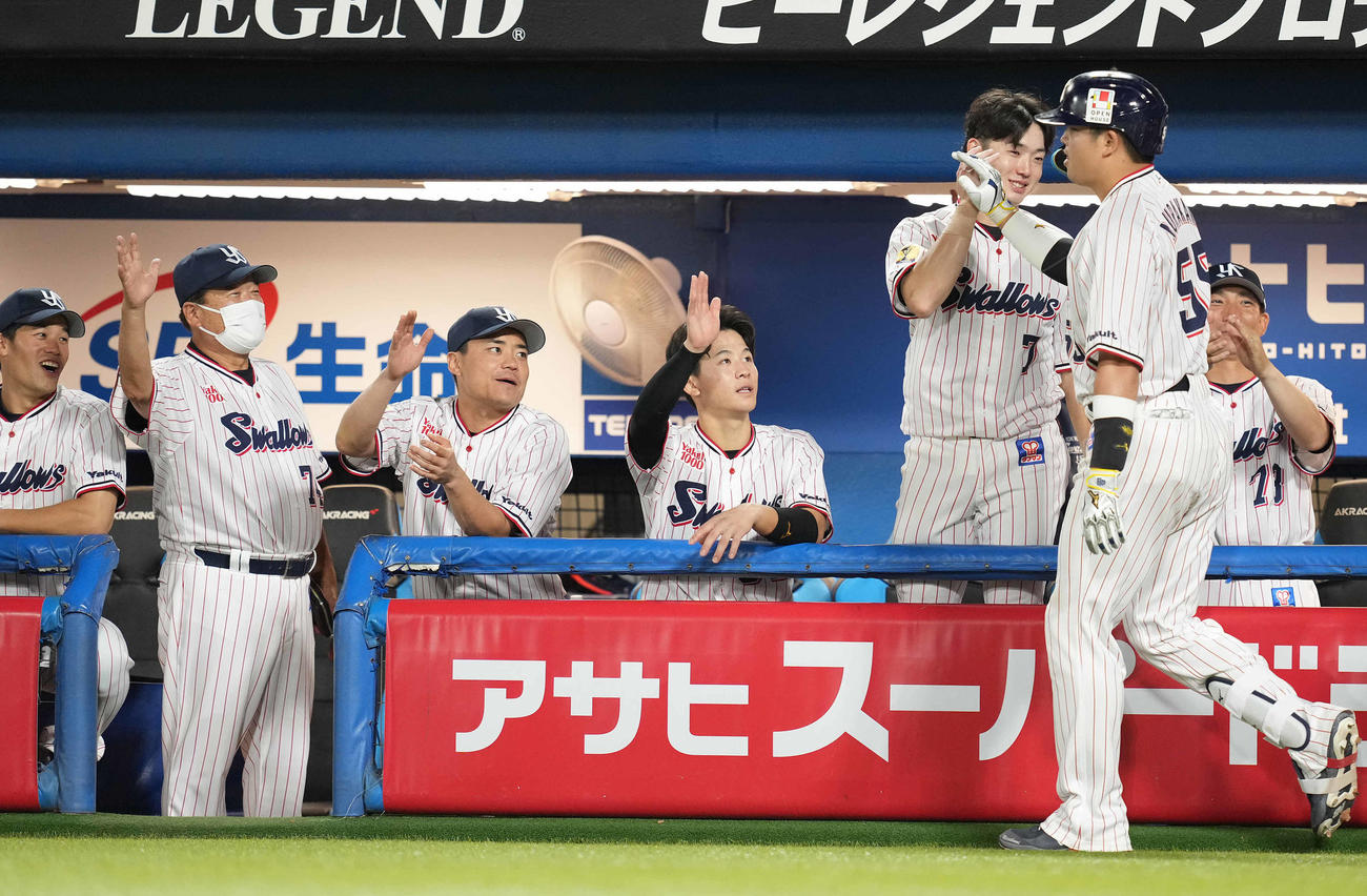 ヤクルト対広島　7回裏ヤクルト2死一、二塁、左越え3点本塁打を放った村上（右手前）はナインと笑顔でハイタッチ（撮影・鈴木みどり）
