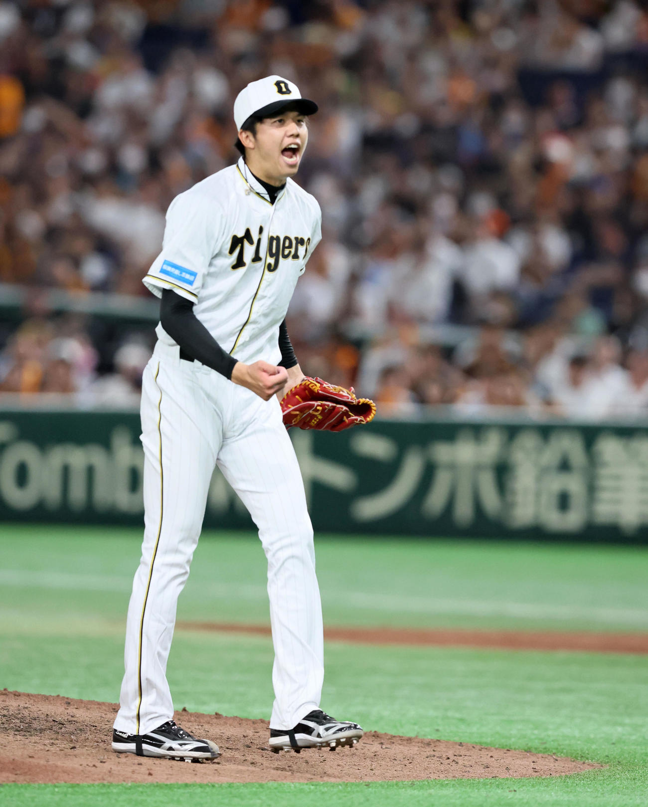 巨人対阪神　7回裏巨人2死一塁、才木は吉川を三振に仕留めマウンドで雄たけびを上げる（撮影・加藤哉）