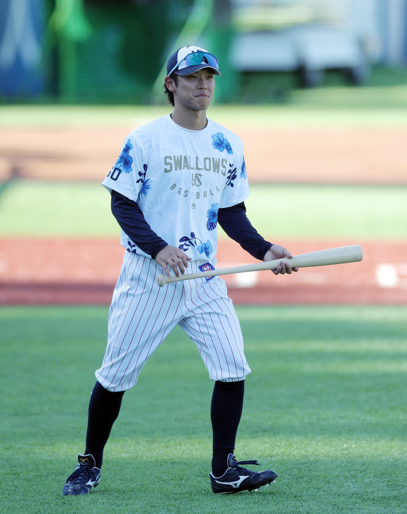 ヤクルト対阪神　試合前、阪神近本からバットを受け取ったヤクルト武岡（2023年7月23日撮影）