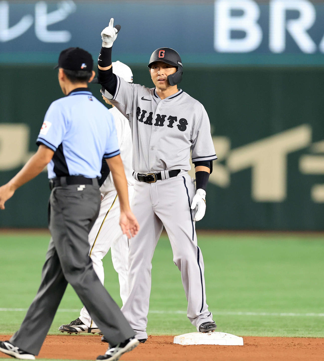 巨人対阪神　3回裏巨人無死、長野は二塁打を放ちベンチにポーズ（撮影・浅見桂子）