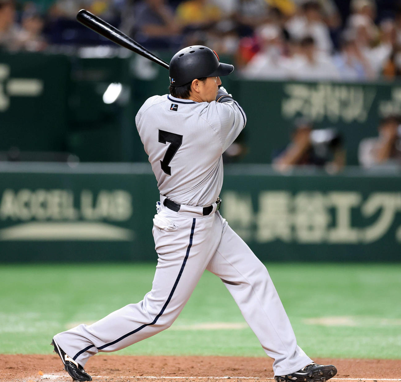 巨人対阪神　3回裏巨人無死、長野は二塁打を放つ（撮影・浅見桂子）