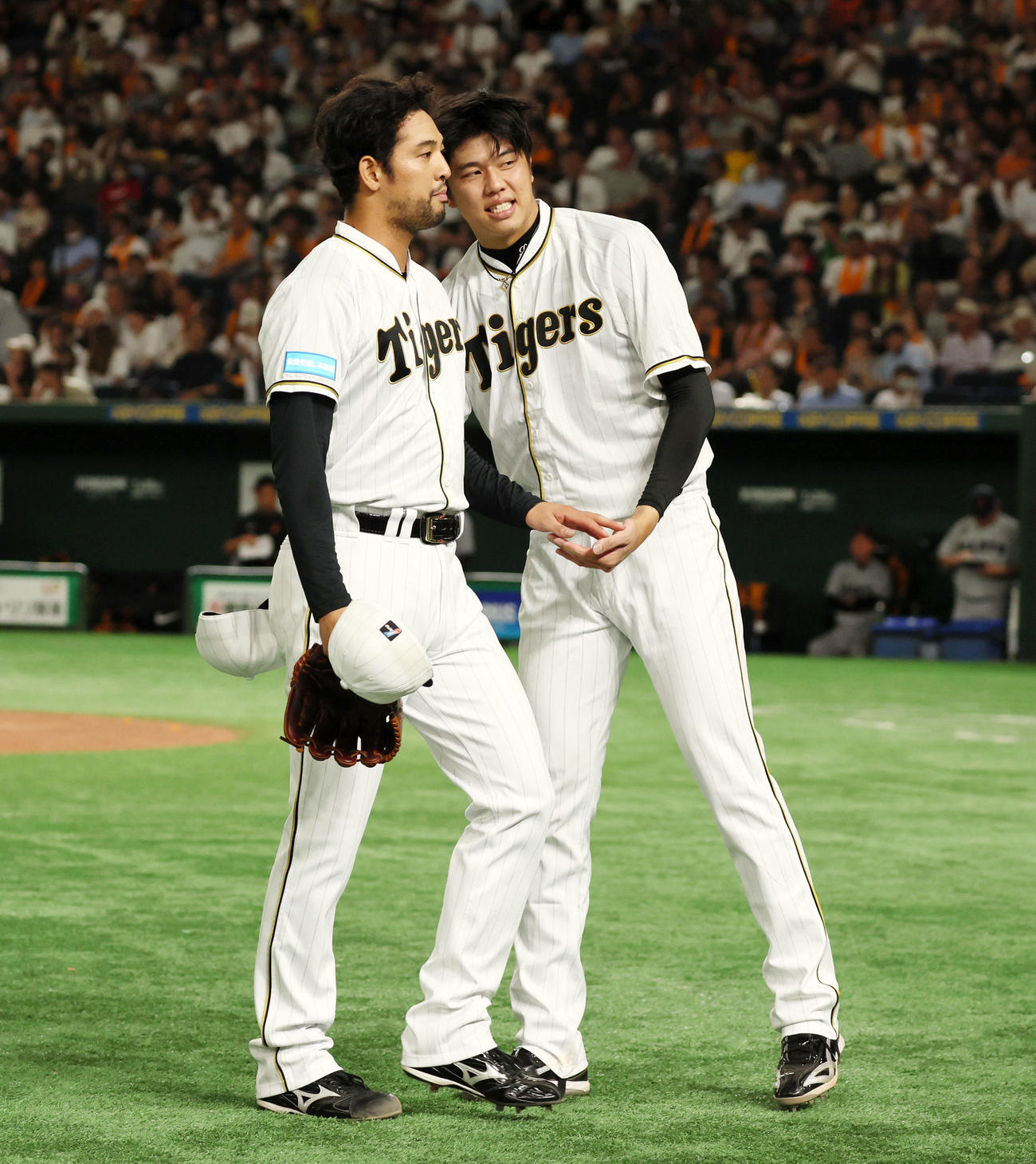 巨人対阪神　8回裏巨人2死一、三塁、加治屋は打者代打岸田を迎えたところで島本と交代する。右は迎える才木（撮影・加藤哉）