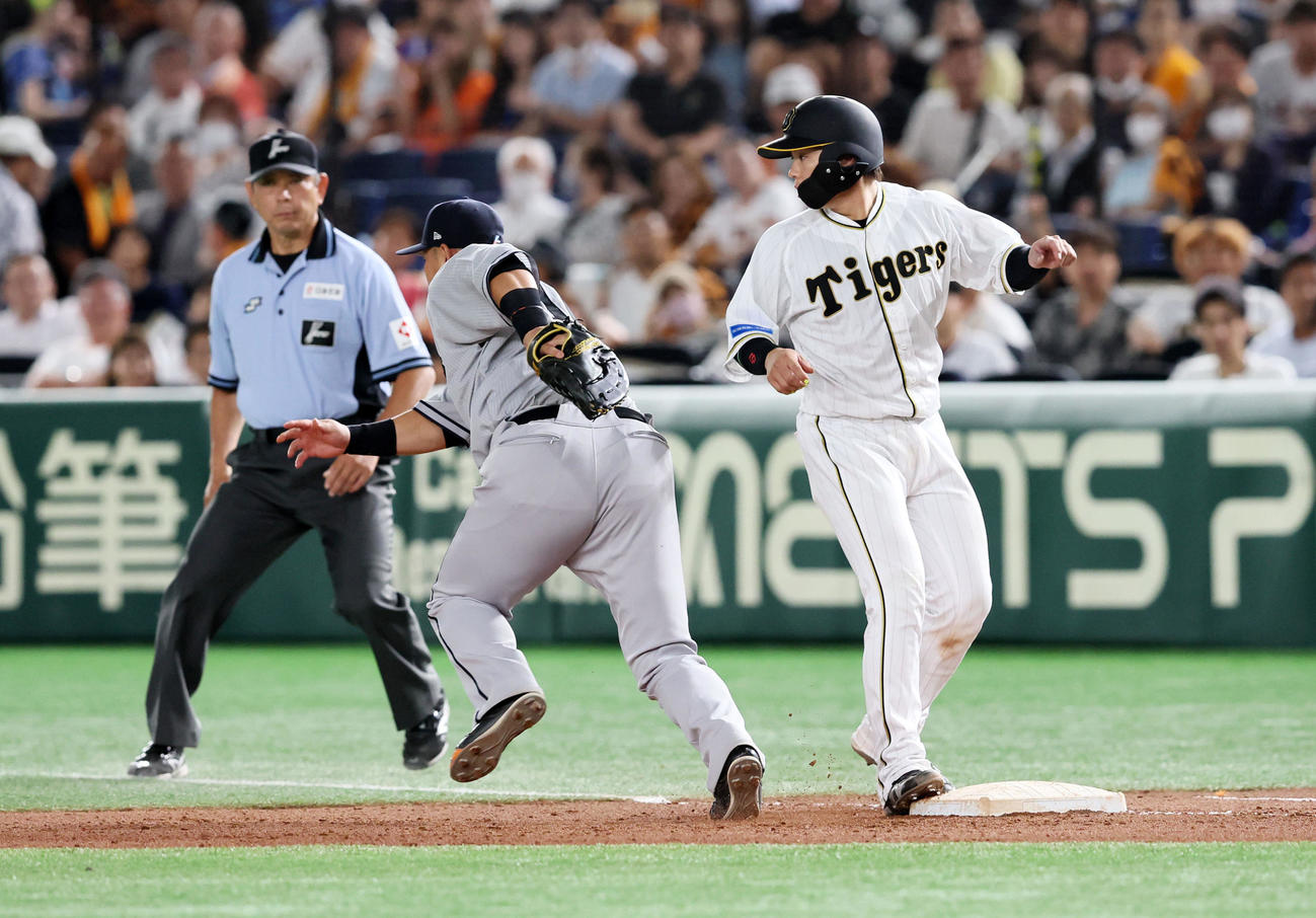 巨人対阪神　7回表阪神無死一、三塁、一塁けん制球を捕り損ねた中田翔（中央）。三塁走者代走島田の生還を許す。右は梅野（撮影・加藤哉）